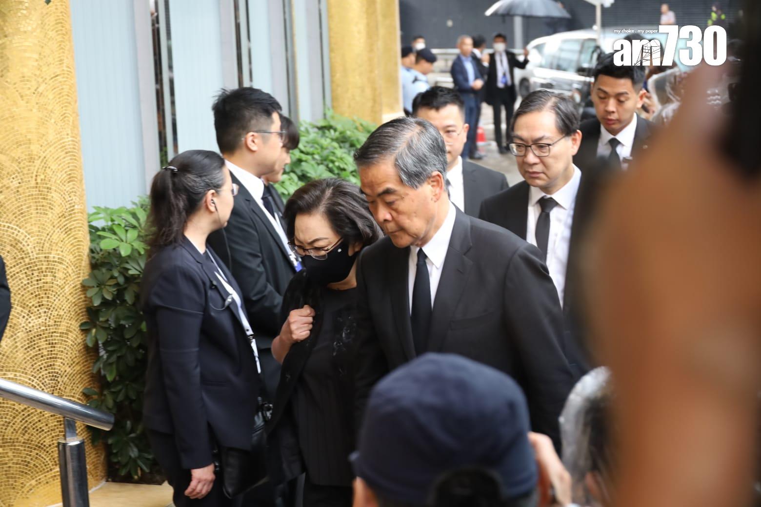 全國政協副主席、前行政長官梁振英及太太梁唐青儀到香港殯儀館致意。(鍾式明攝)