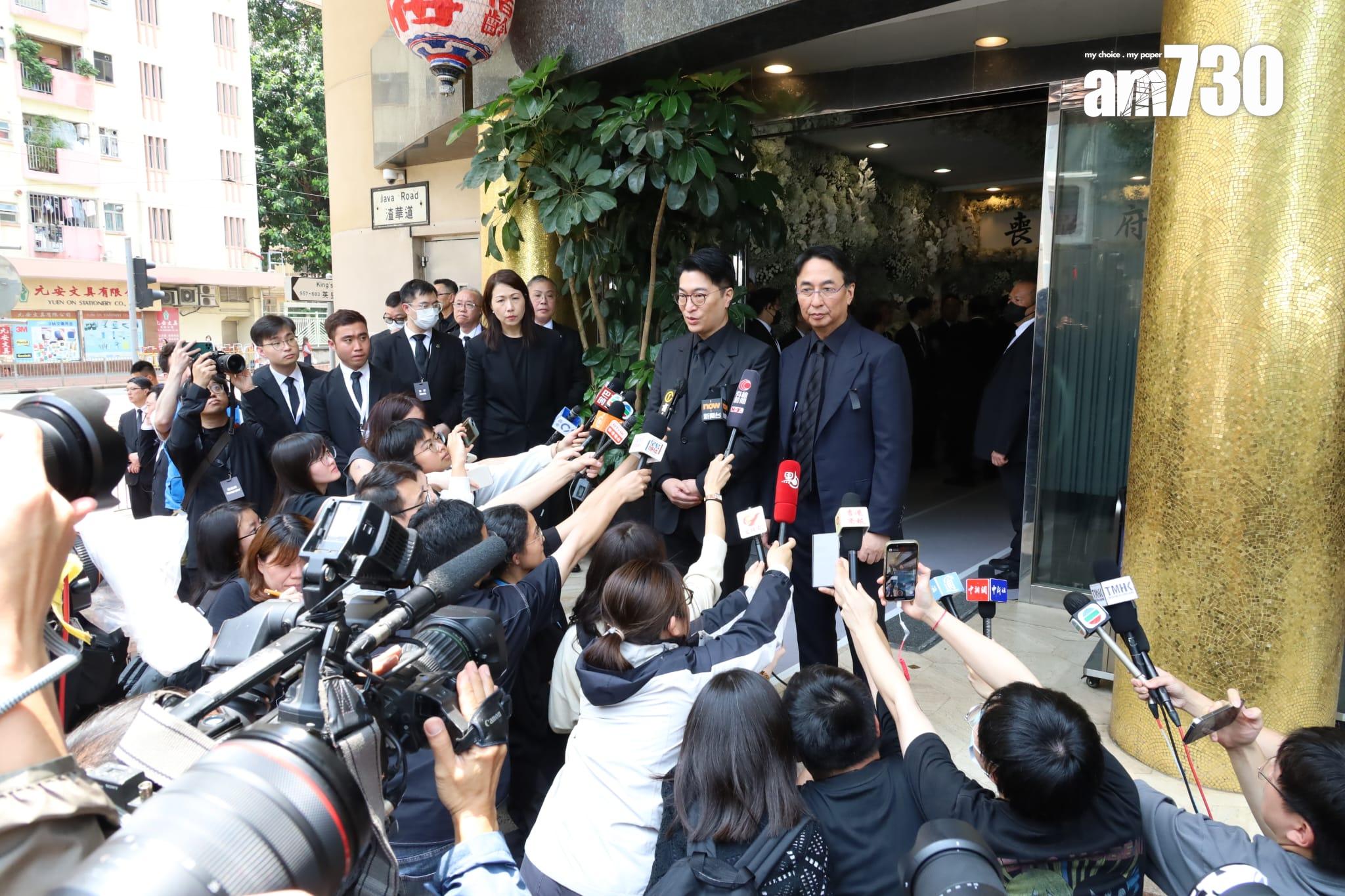 李家傑及李家誠下午先後步出殯儀館,向到場採訪的傳媒致意。(鍾式明攝)