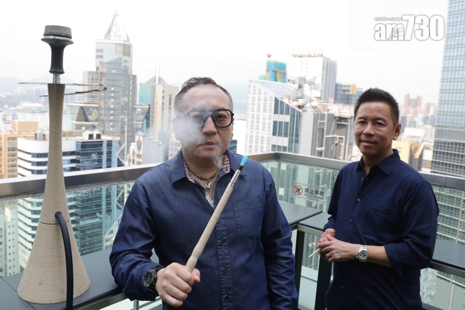 香港持牌酒吧會所聯會創會會長梁立仁及中環酒吧負責人張先生。(吳康琦攝)