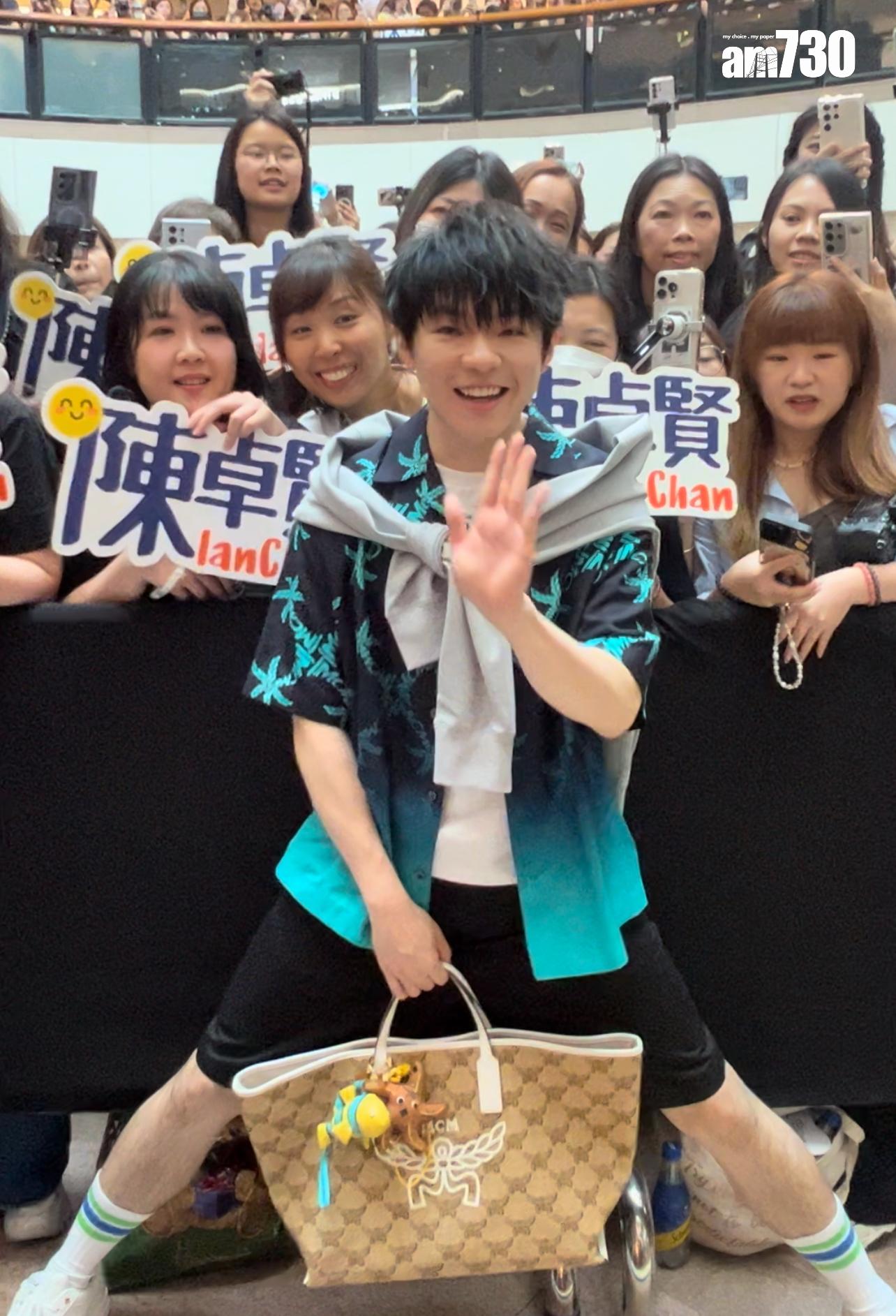 Ian出席活動時,不忘跟Hellosss合照。(娛樂組攝)