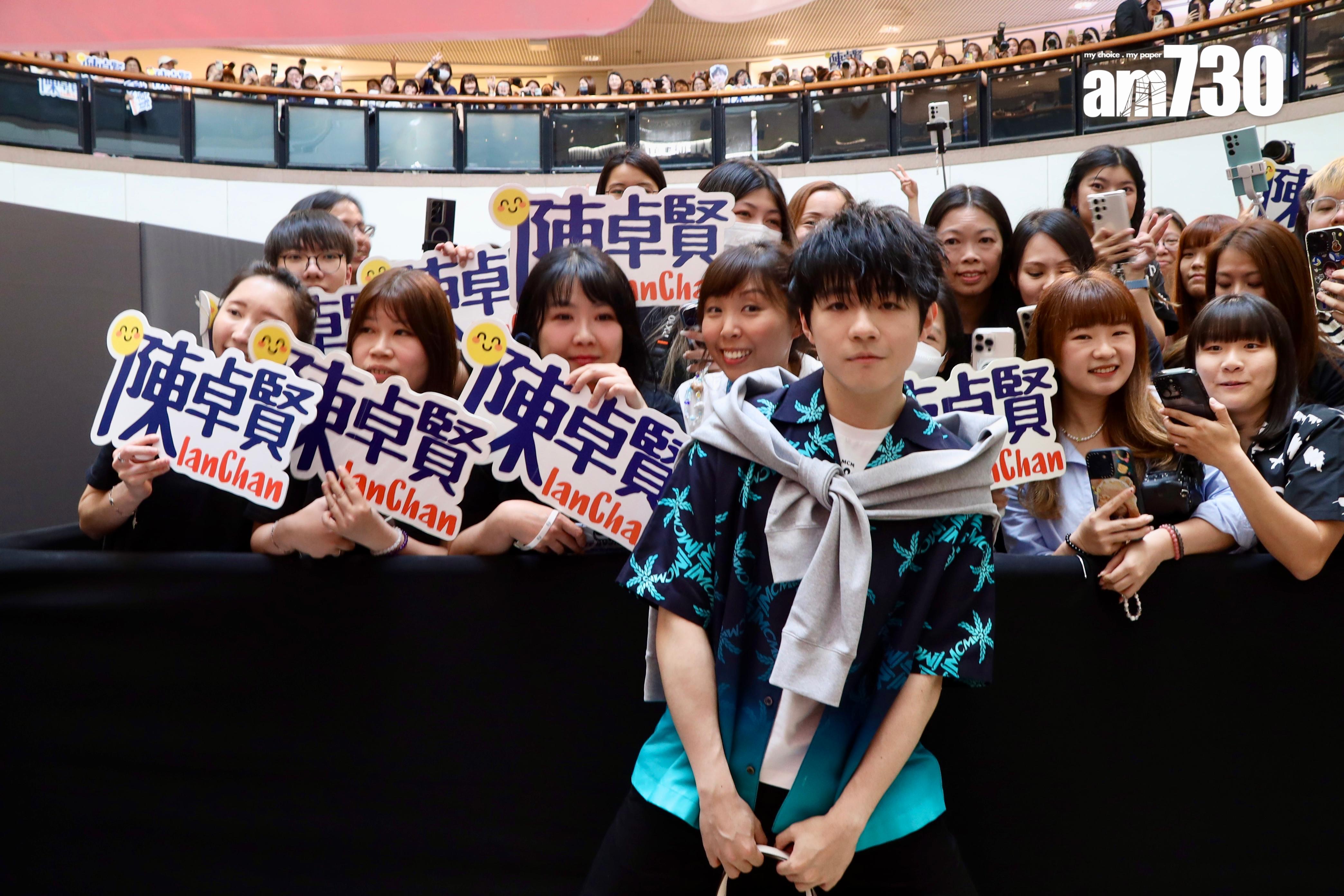 Ian出席活動時,不忘跟Hellosss合照。(娛樂組攝)