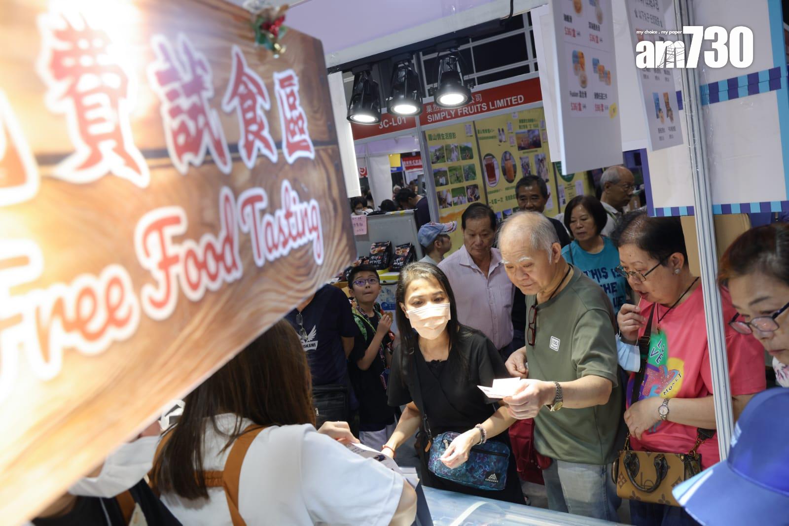 大批市民入場品嘗美食。(吳康琦攝)