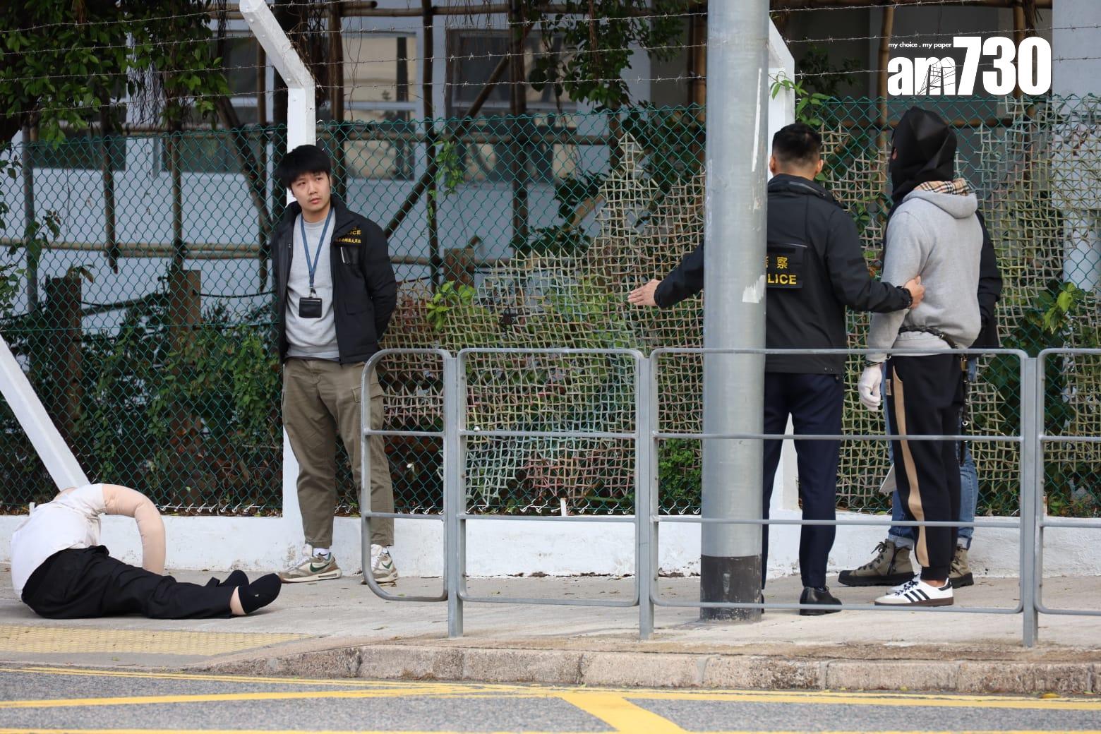 火炭謀殺案,警押刀手到現場重組案情。(鍾式明攝)