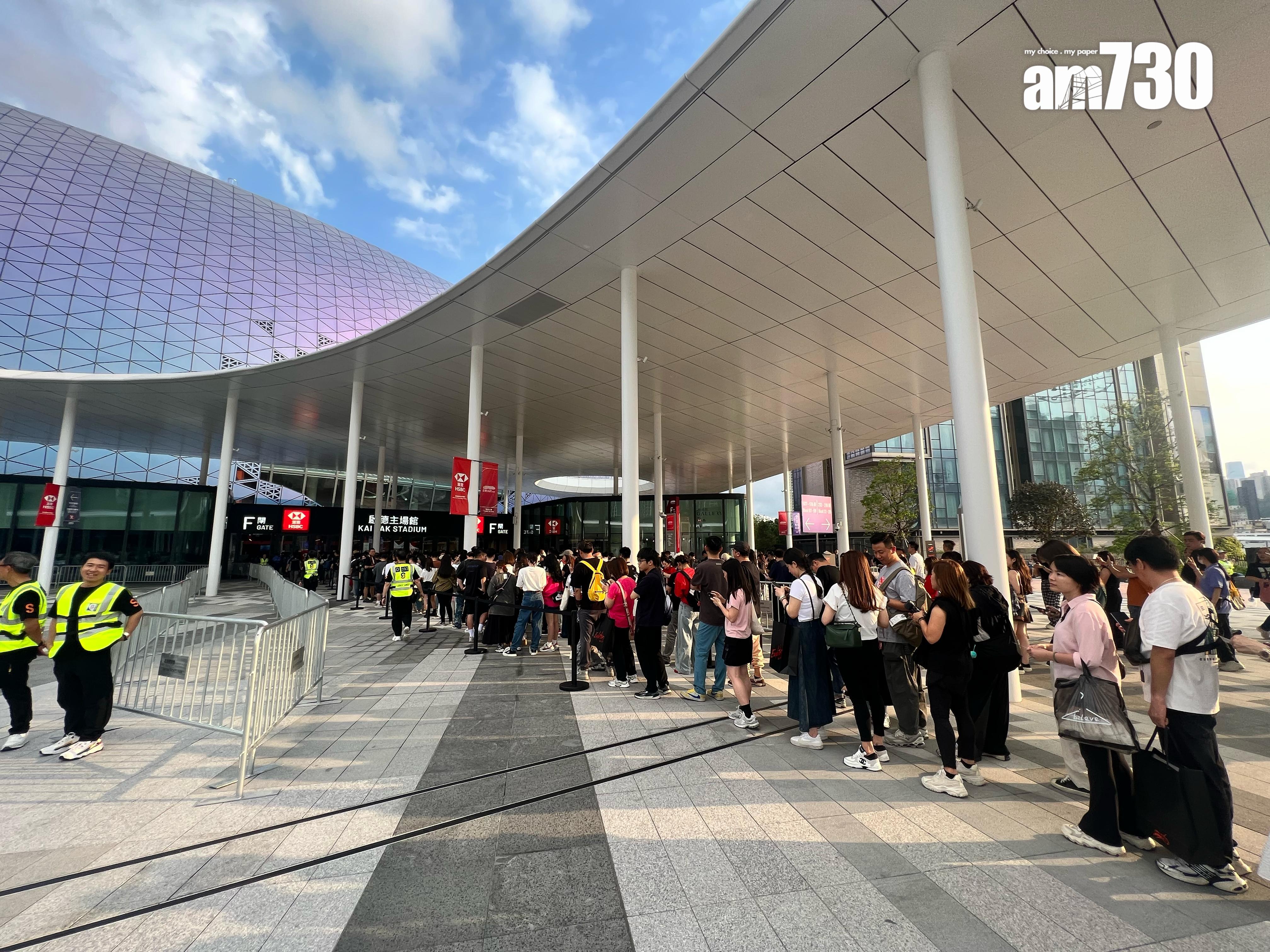 會場於下午4時30分開放予觀眾在場館門外等候入場。 (娛樂組攝)