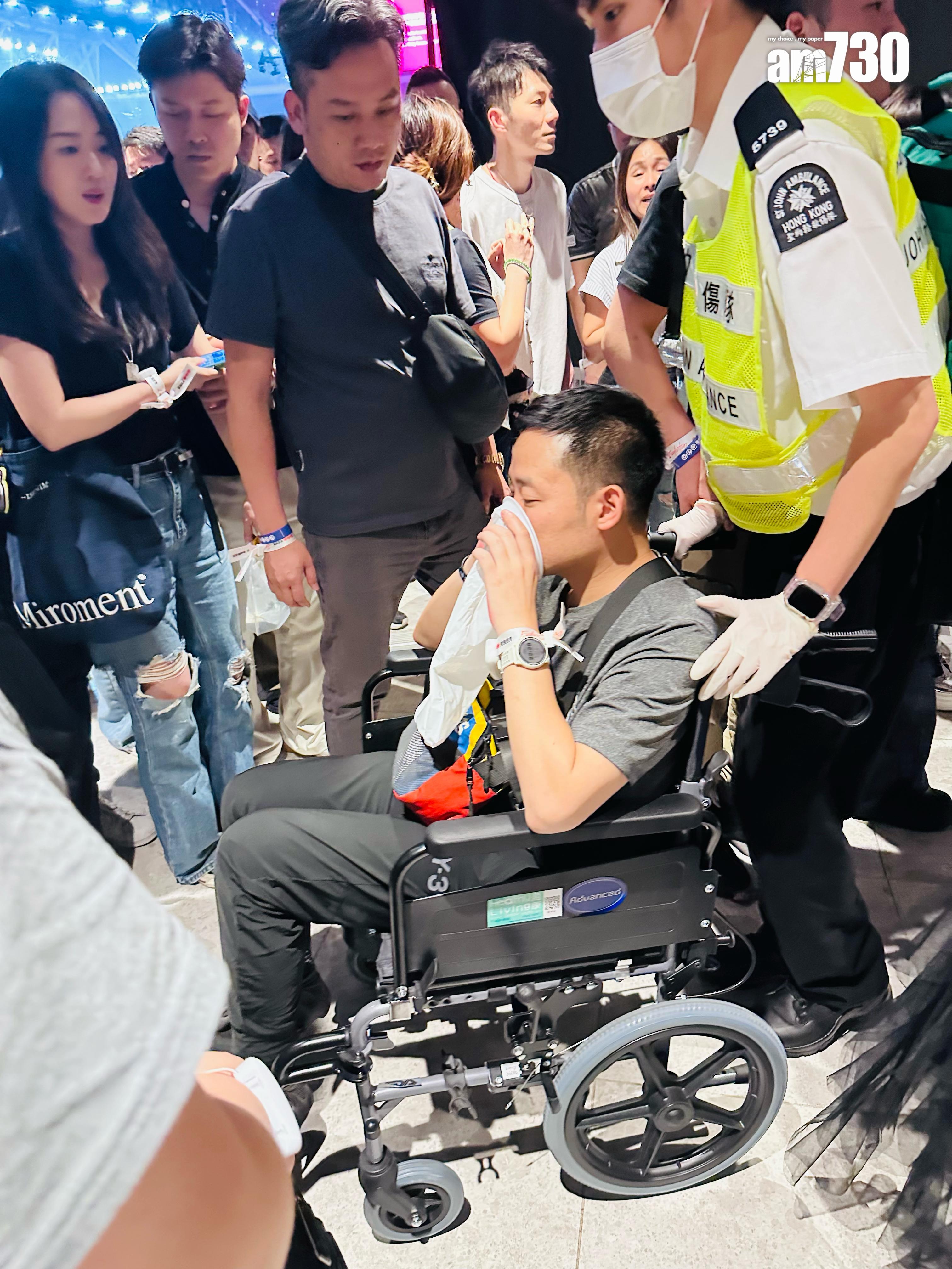 有觀眾疑因缺氧要救護員推輪椅離場。 (娛樂組攝)