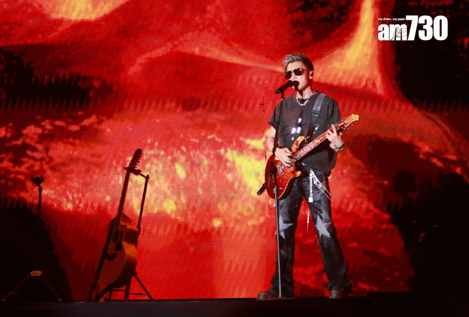 霆鋒戴上太陽眼鏡,以一身隨意打現身舞台。 (羅錦鴻攝)