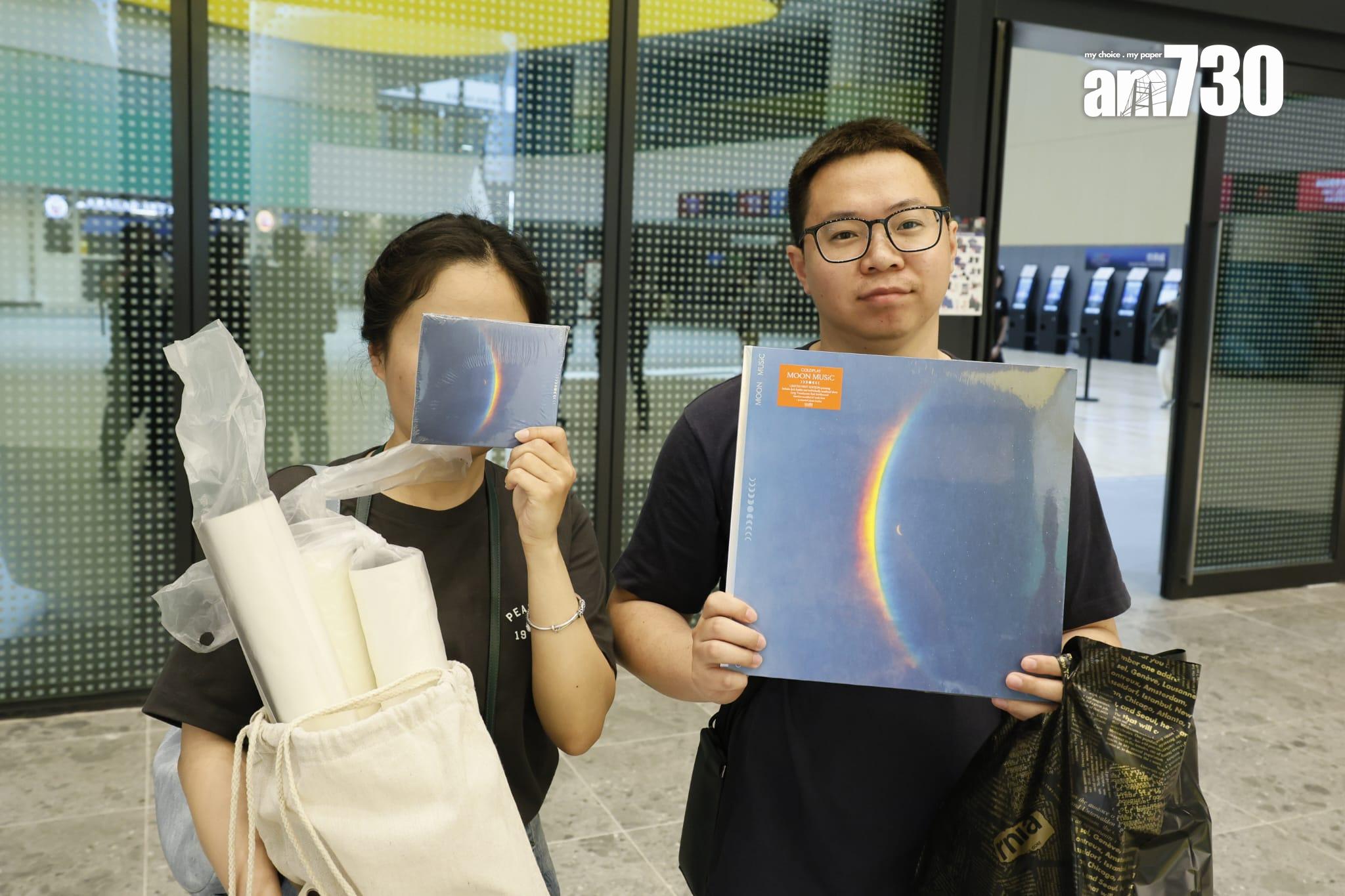 來自北京的梁先生(右)