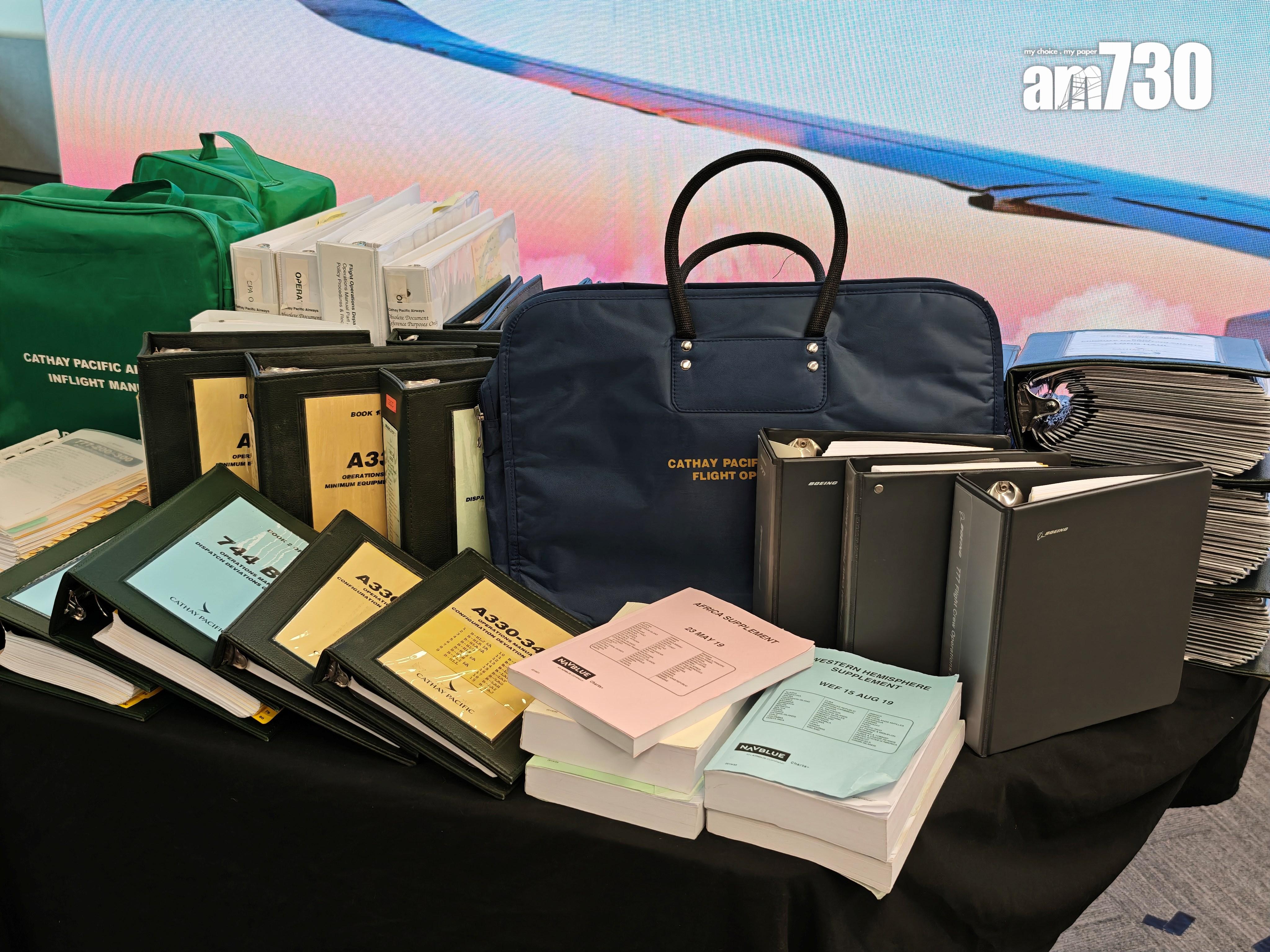 以往每次航班機師都要準備厚重的文件及飛行手冊等。