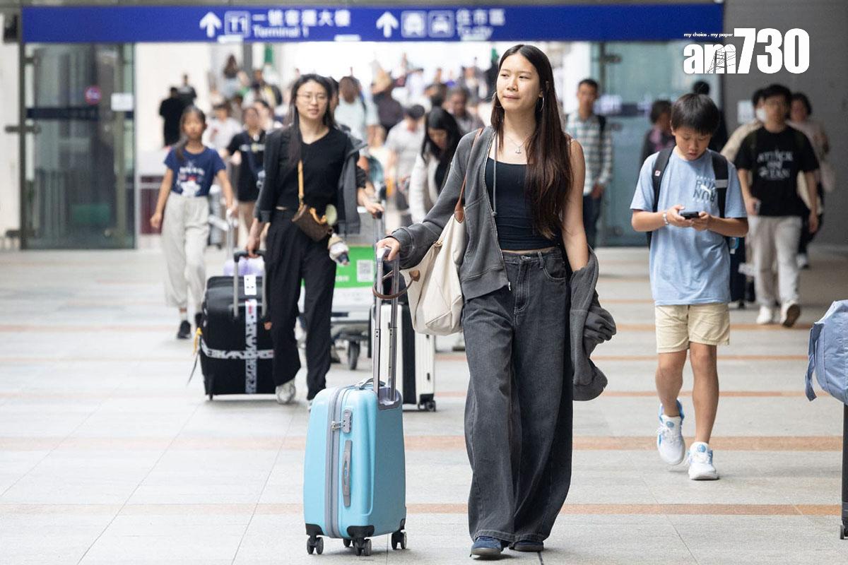 復活節長假期最後一日,不少港人陸續經機場回港。(蘇文傑攝)