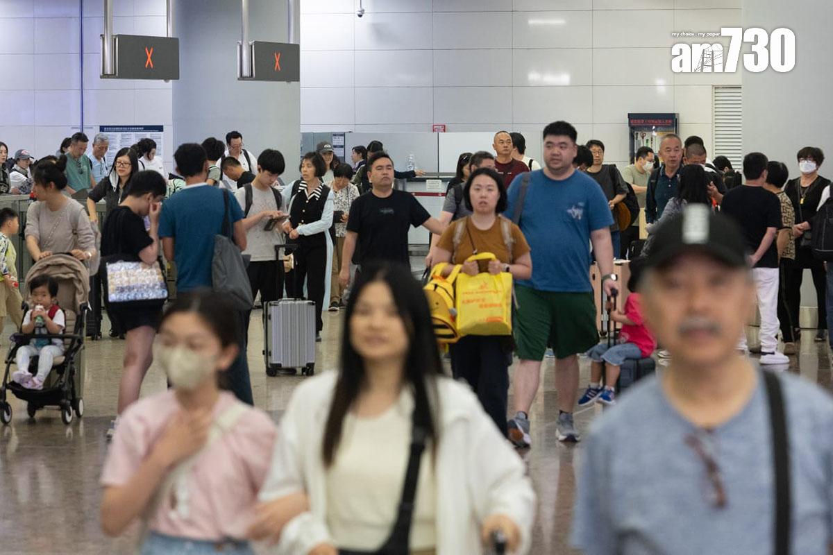 復活節長假期最後一日,不少港人陸續經高鐵西九龍站回港。(蘇文傑攝)