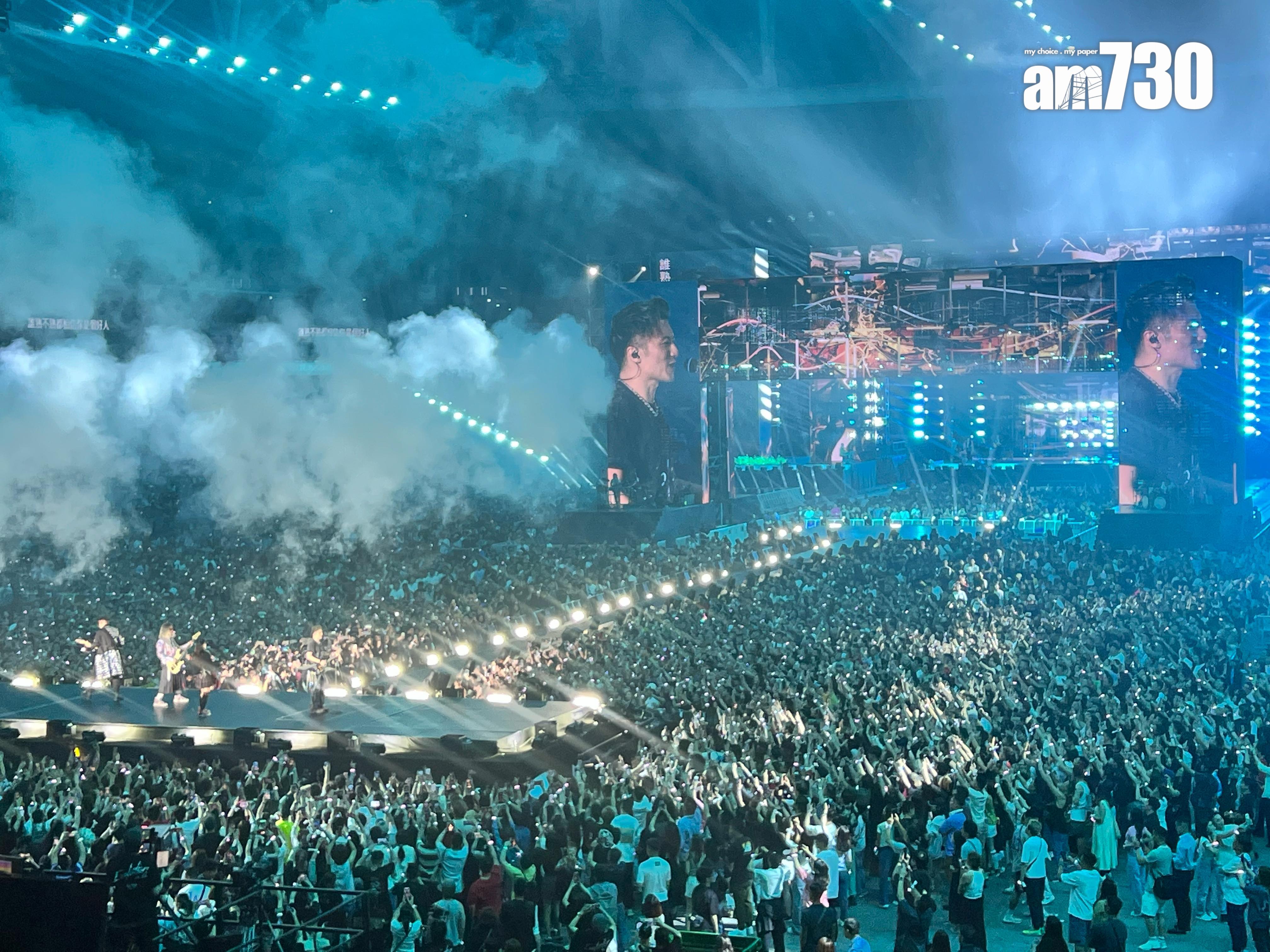 霆鋒跟樂隊移到另一邊舞台演出。 (羅錦鴻攝)