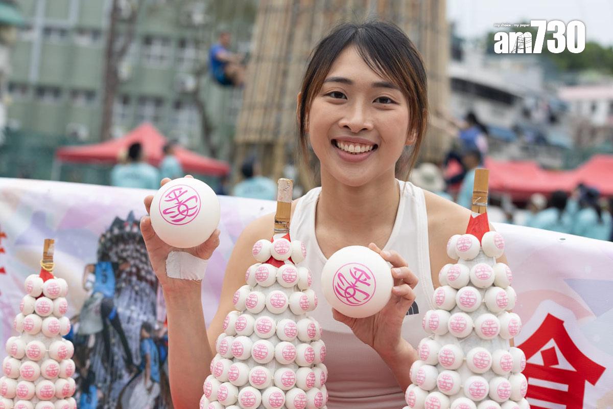 龔子珊認為今年的竹枝鋪得較密,手和腳可以放入的位置變得狹窄。(蘇文傑攝)