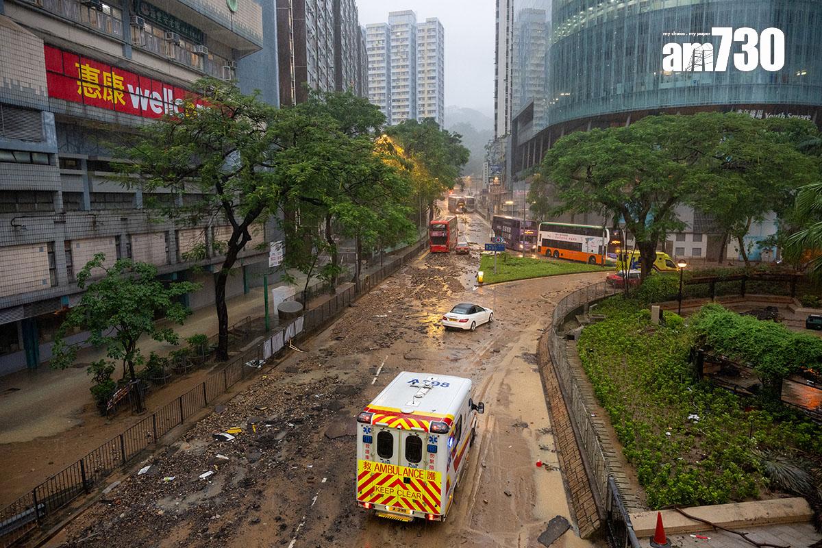 前年世紀暴雨柴灣道迴旋處是重災區之一,水退後路面堆滿沙石雜物。(資料圖片)
