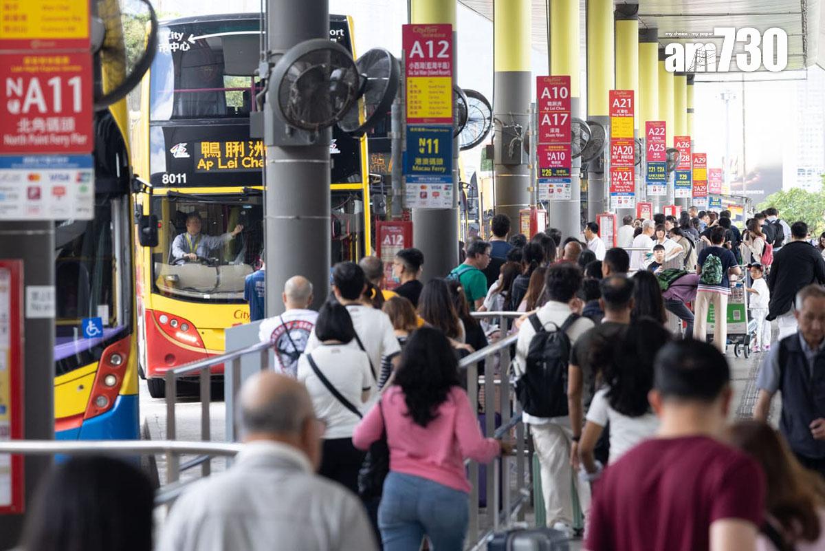 復活節長假期最後一日,不少港人陸續經機場回港,有旅客乘搭機場巴士前往市區。(蘇文傑攝)