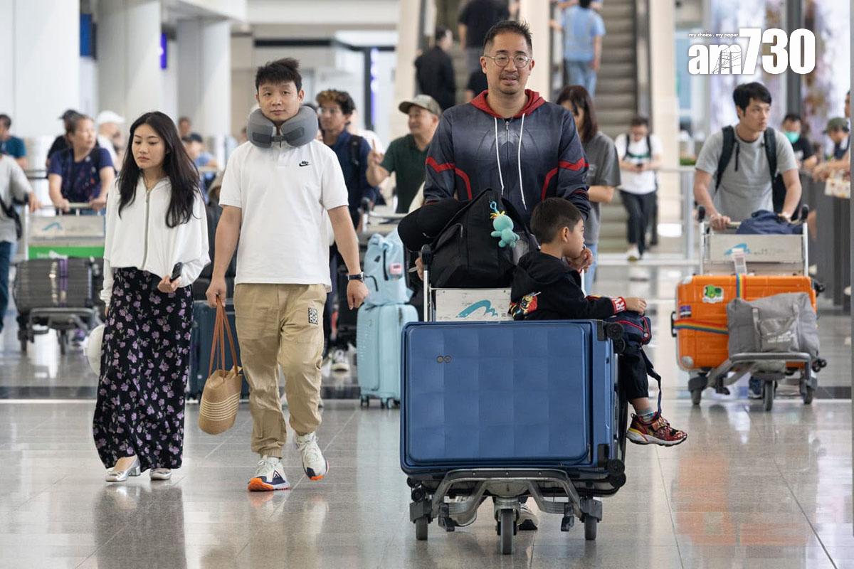 復活節長假期最後一日,不少港人陸續經機場回港。(蘇文傑攝)