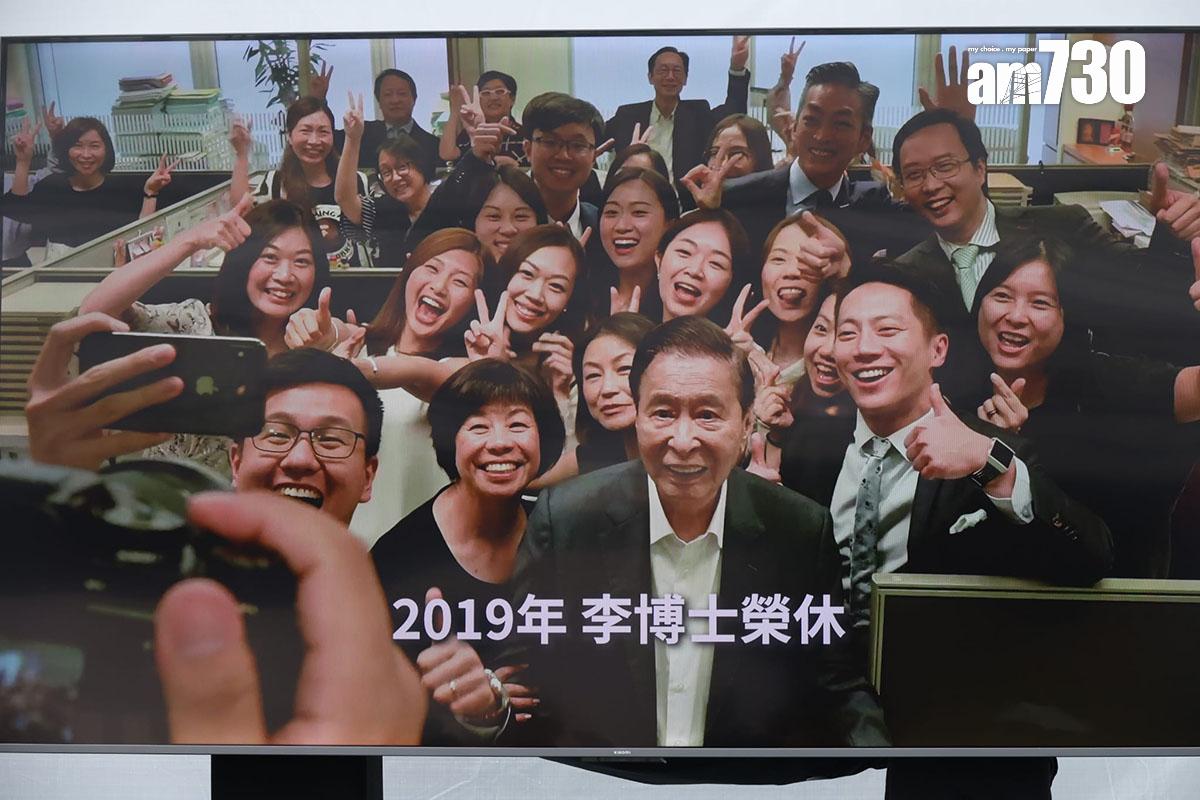 大型帳篷悼念區有電視播放紀念李兆基生平的影片。(鍾式明攝)