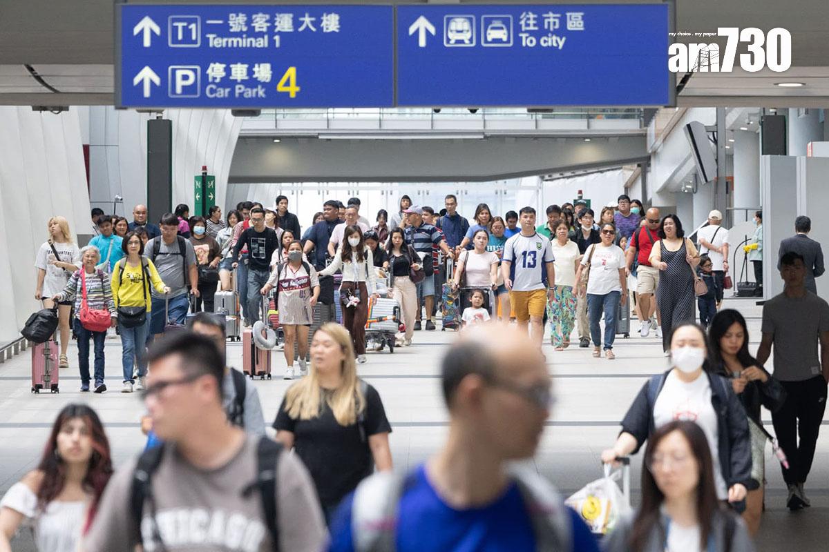 復活節長假期最後一日,不少港人陸續經機場回港。(蘇文傑攝)