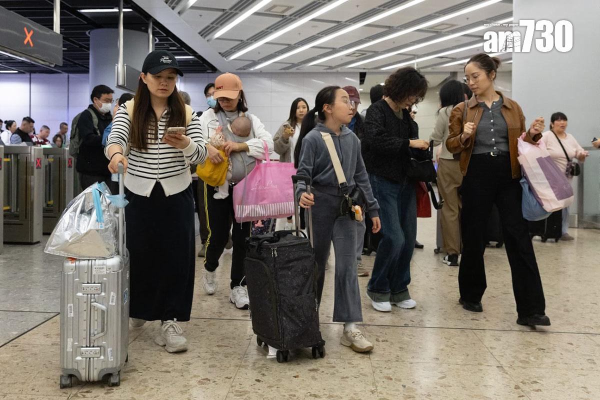 截至今日下午4時,有3.5萬人次經高鐵西九龍站入境本港。(蘇文傑攝)