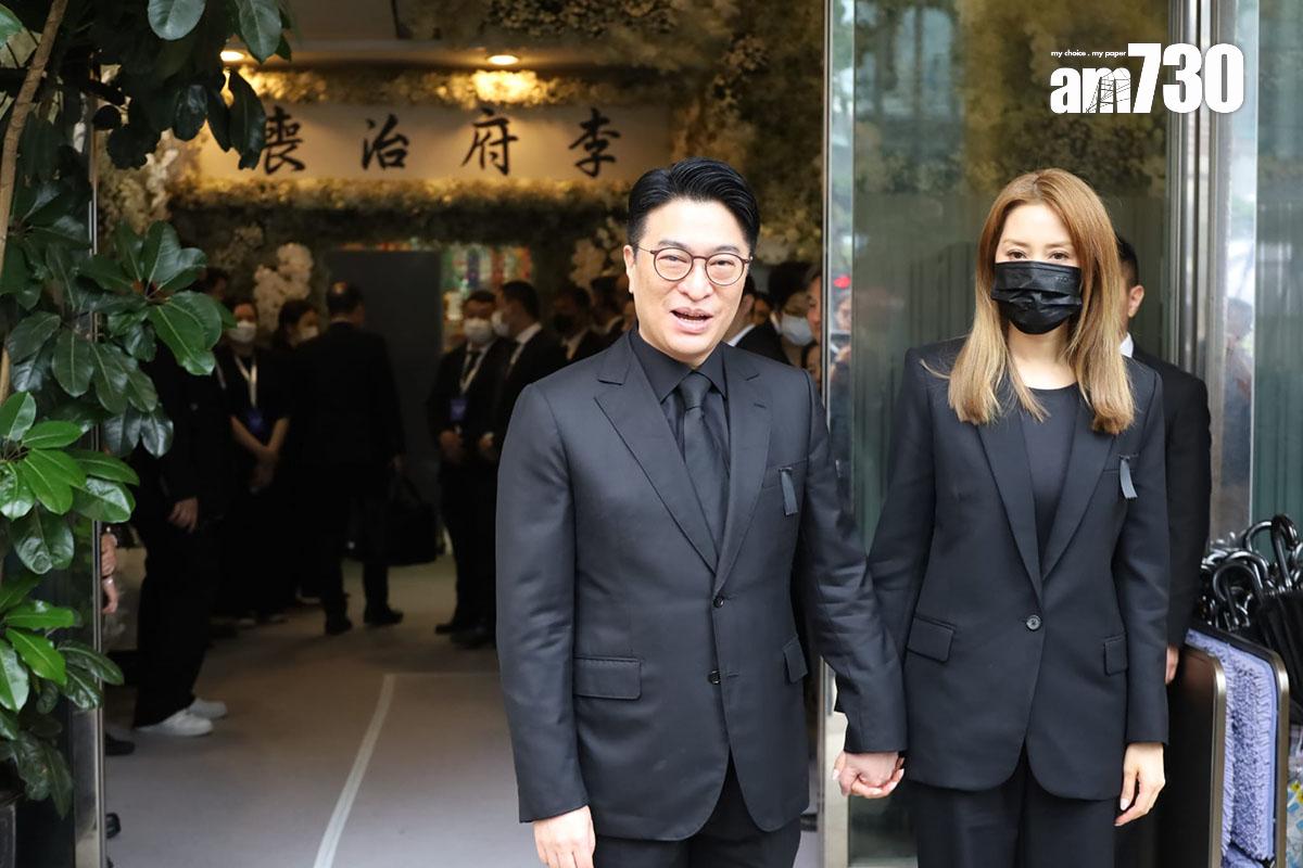 李家誠拖著徐子淇步出殯儀館。(鍾式明攝)