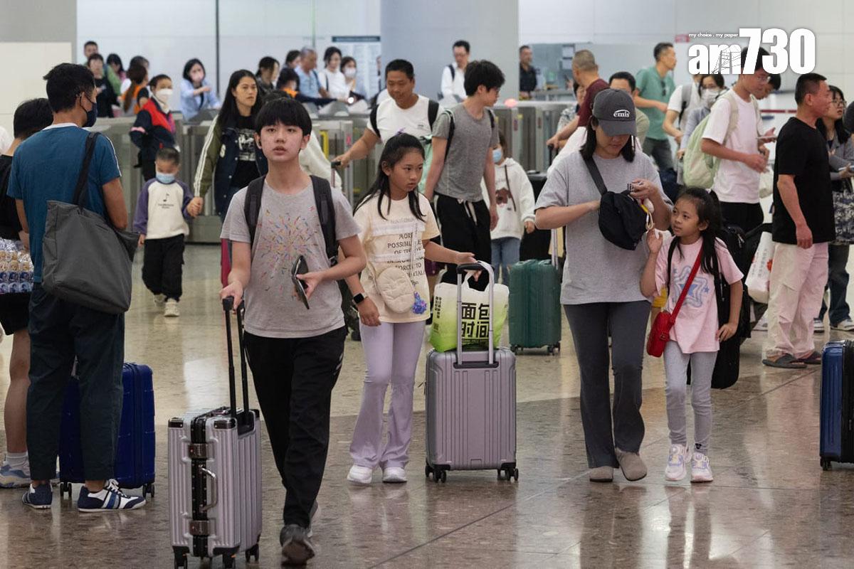 復活節長假期最後一日,不少港人陸續經高鐵西九龍站回港。(蘇文傑攝)