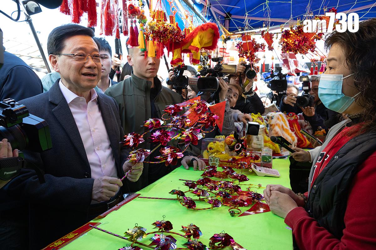 李家超(左)直言,主要時間都放在工作上,留給家人的時間真的很少。(資料圖片/蘇文傑攝)