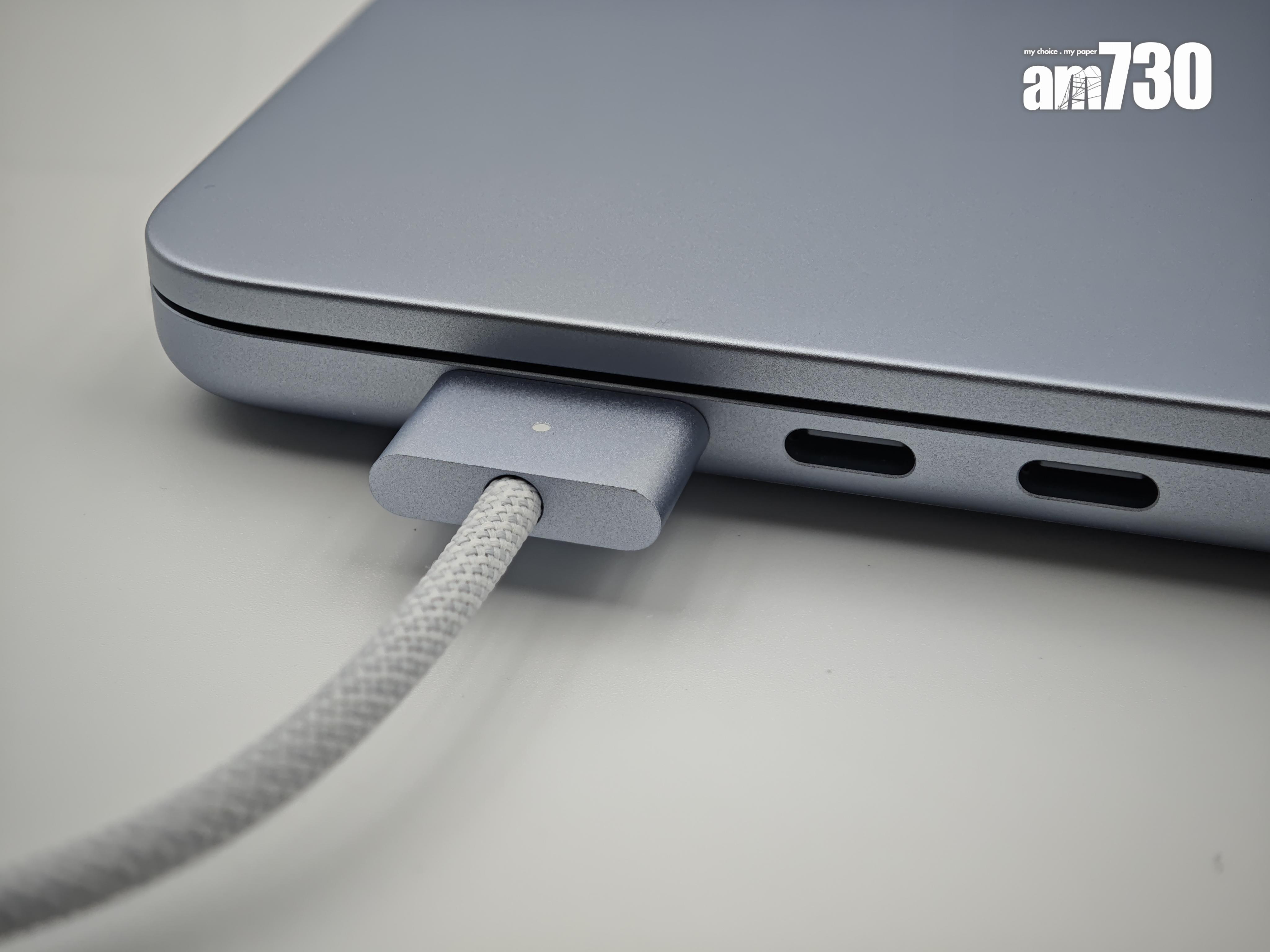 MacBook Air M4配備兩個兩個 Thunderbolt 4 (USB-C) 連接埠,電源線都是天藍色。