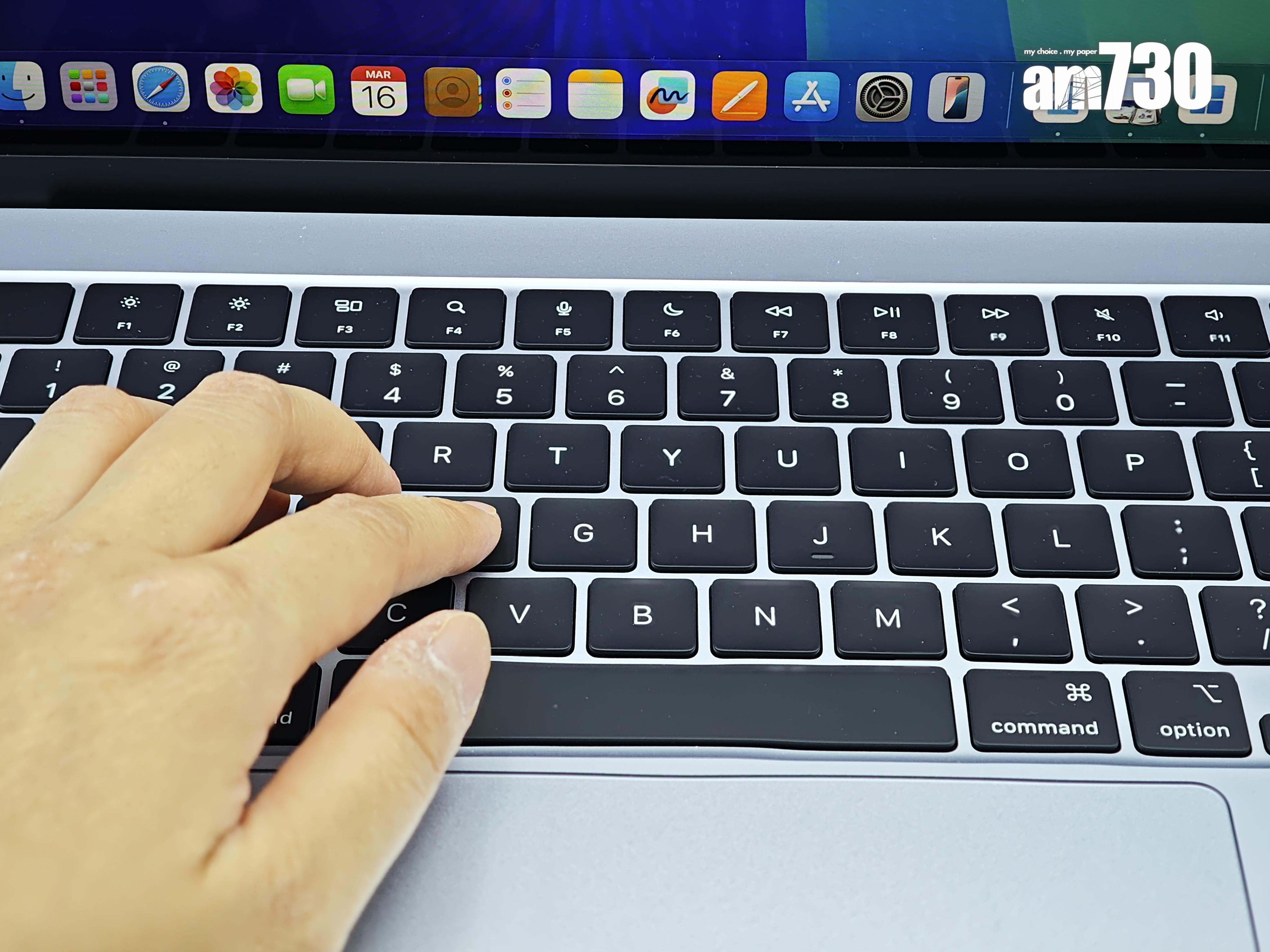 MacBook Air M4背光精妙鍵盤手感佳。