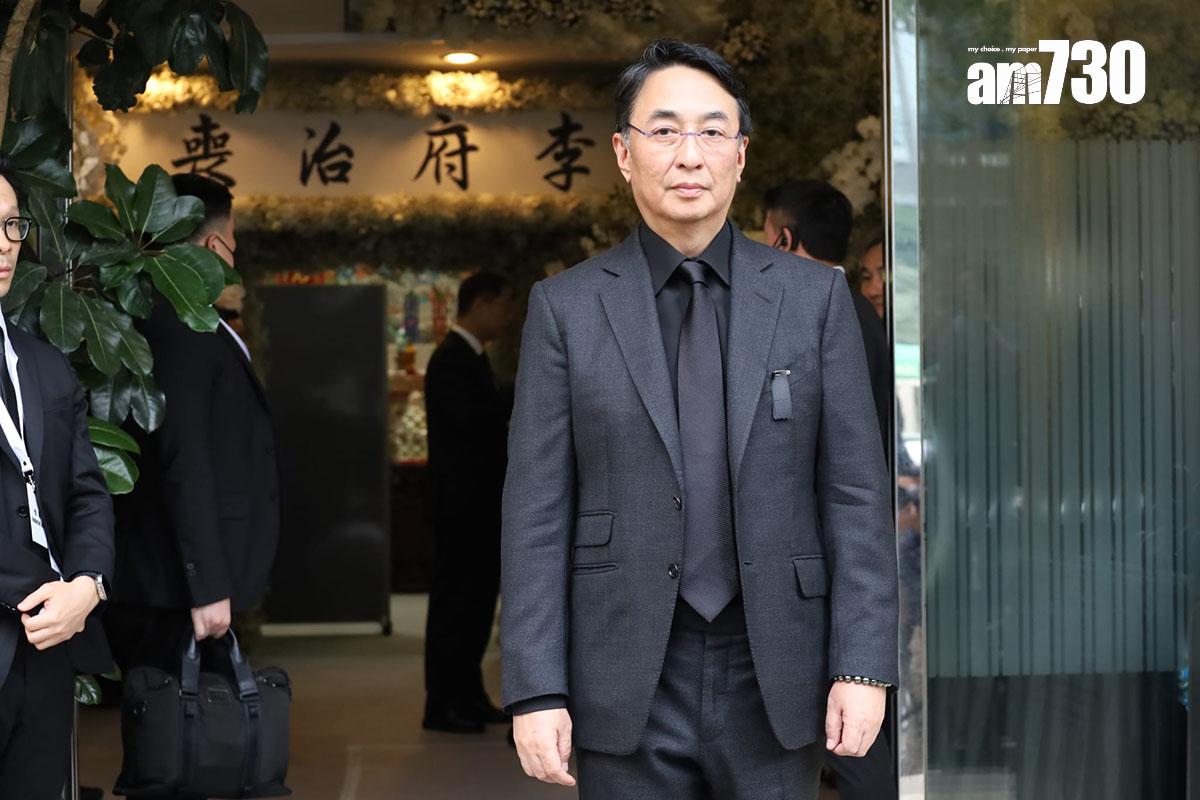 李家傑步出殯儀館,向在場傳媒表示「呢兩日辛苦大家,有心」。(鍾式明攝)