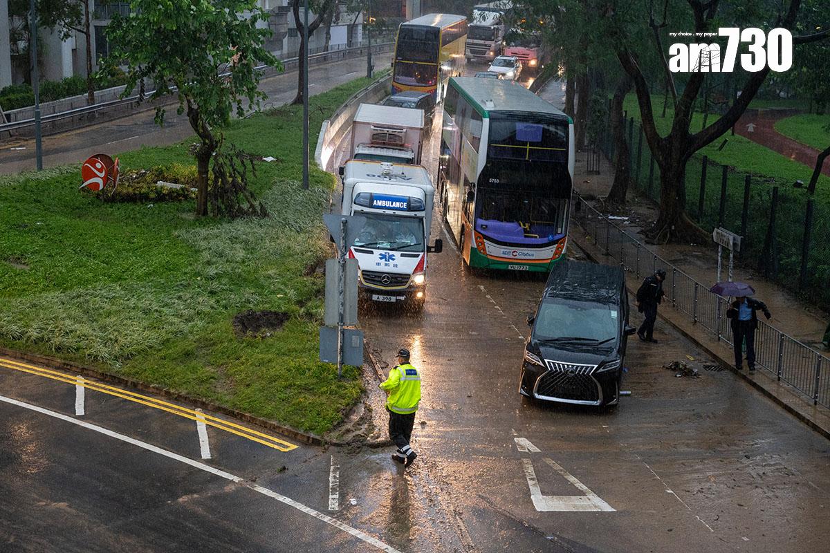 前年世紀暴雨柴灣道迴旋處是重災區之一,水退後路面堆滿沙石雜物。(資料圖片)