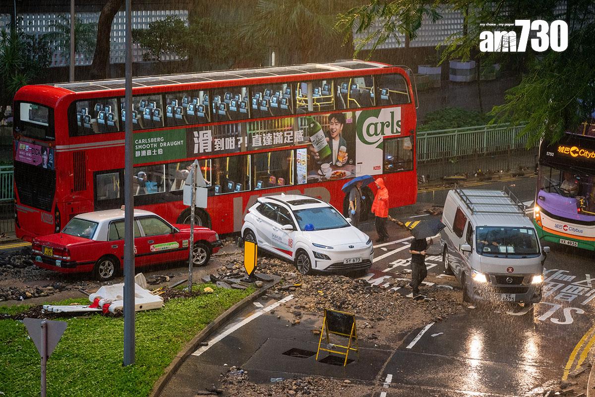 前年世紀暴雨柴灣道迴旋處是重災區之一,水退後路面堆滿沙石雜物。(資料圖片)