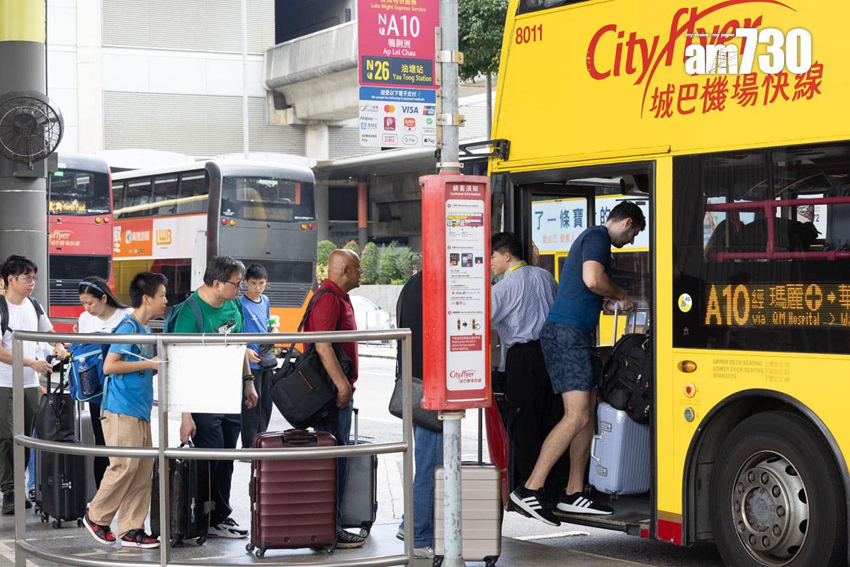 復活節長假期最後一日,不少港人陸續經機場回港,有旅客乘搭機場巴士前往市區。(蘇文傑攝)
