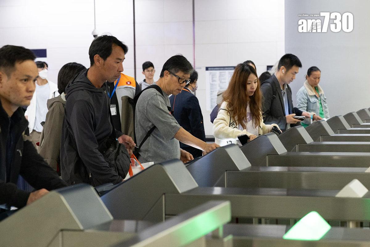 清明節小長假最後一日,中午過後市民陸續回港。(蘇文傑攝)