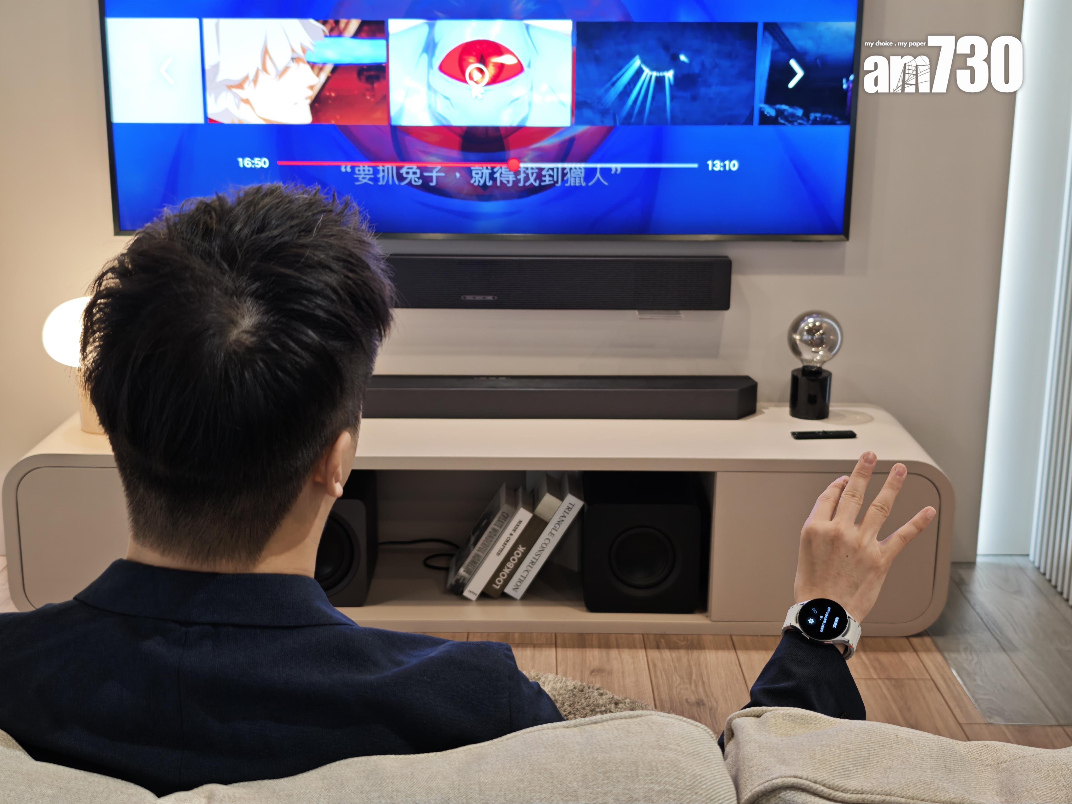 佩戴Samsung手錶使用按捏手勢可即時跳到想看的段落。