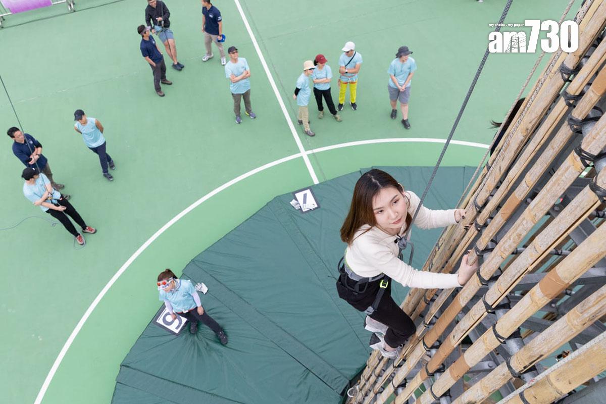 今日攀爬包山及防墮安全訓練同時容許傳媒嘗試攀爬包山架。(蘇文傑攝)