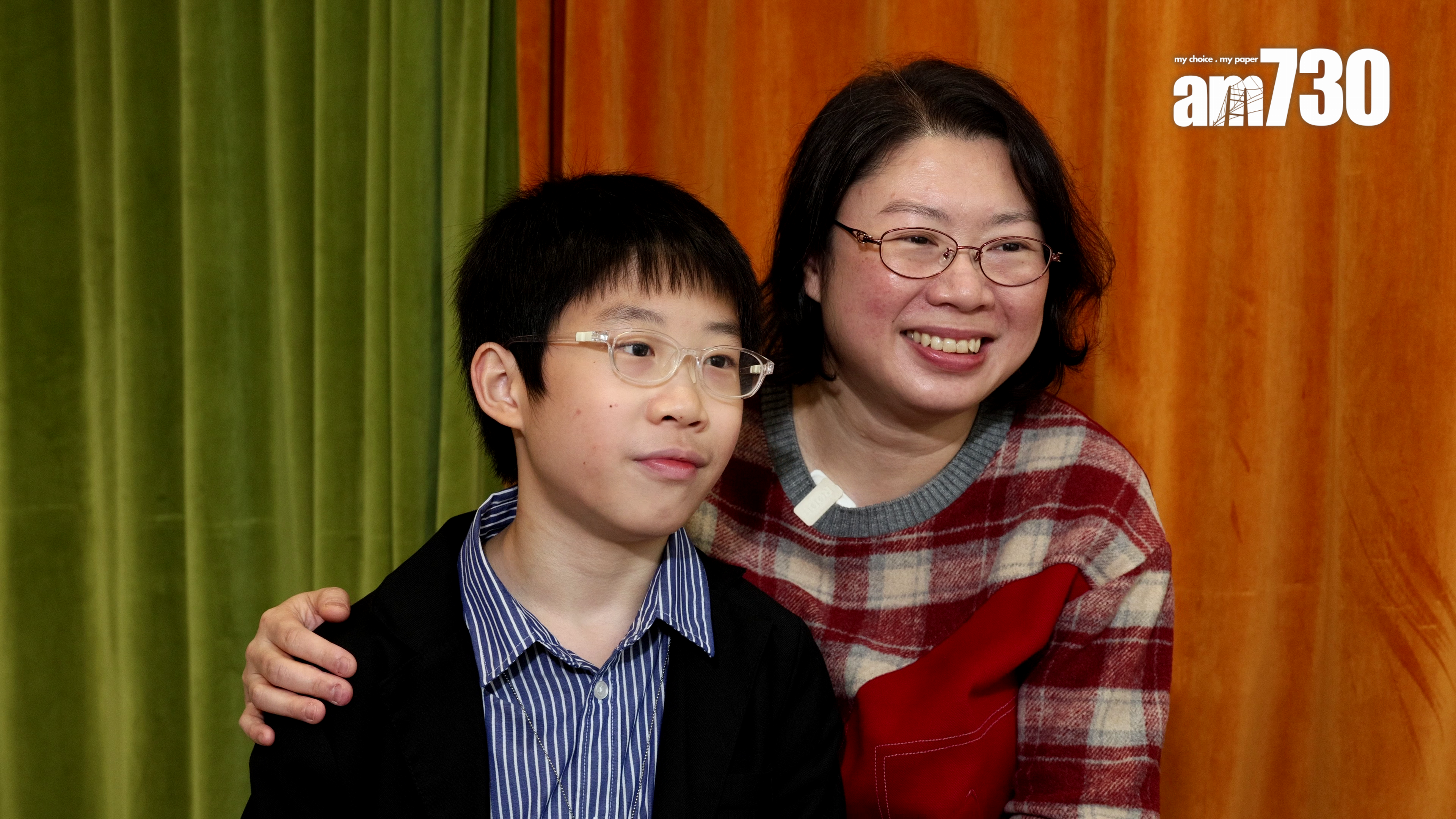 患有ADHD、現年11歲的小六學生何恆希(左),跟隨何煒麟學習魔術接近1年;母親謝曉程(右)表示,兒子在學習魔術後提升了自信。(蘇文傑攝)