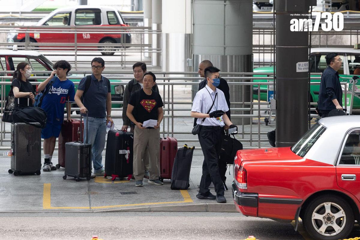 復活節長假期最後一日,不少港人陸續經機場回港,有旅客乘搭的士前往市區。(蘇文傑攝)
