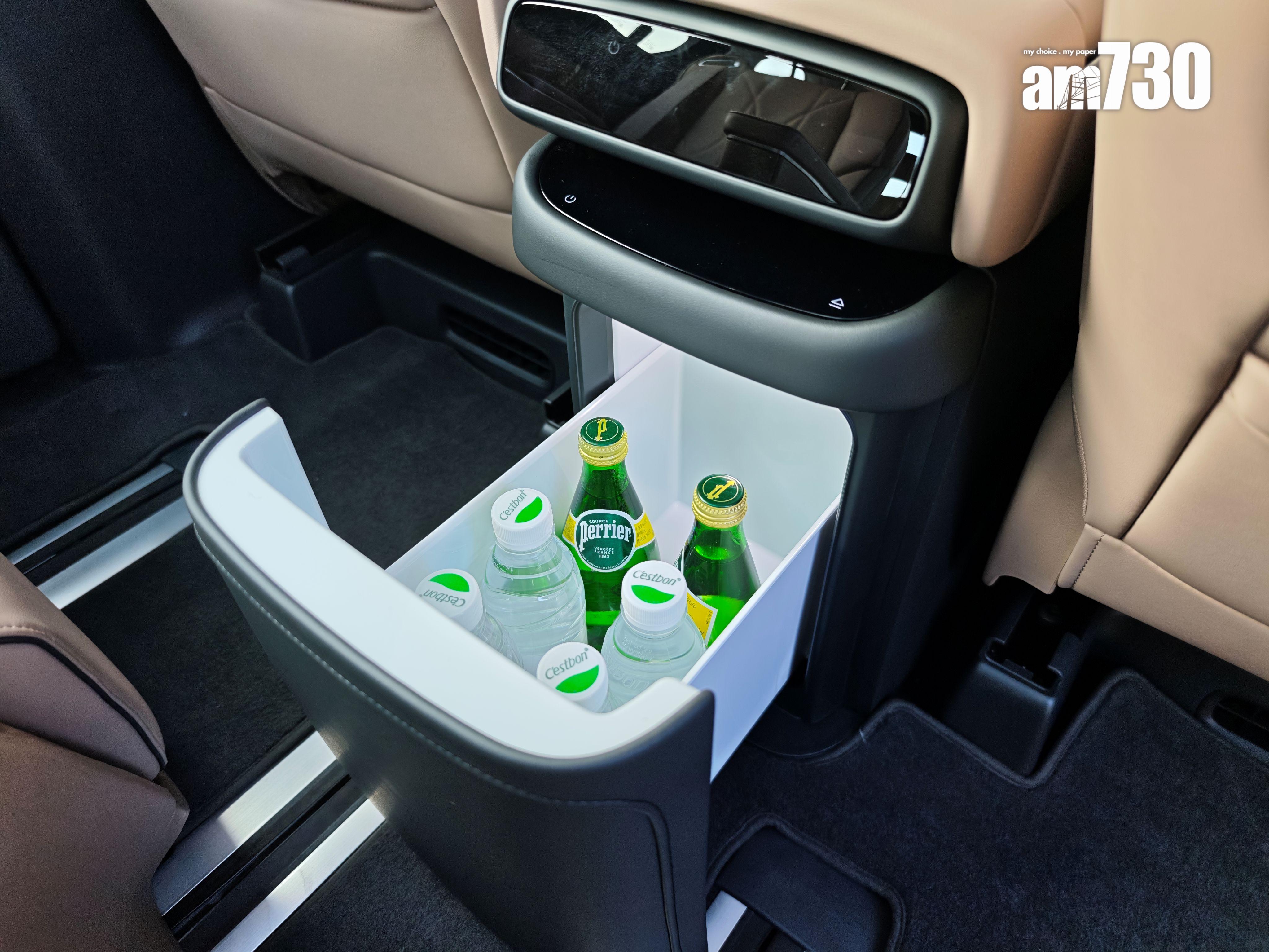 XPENG X9另有10.8L冷熱冰箱,更可聲控開關。