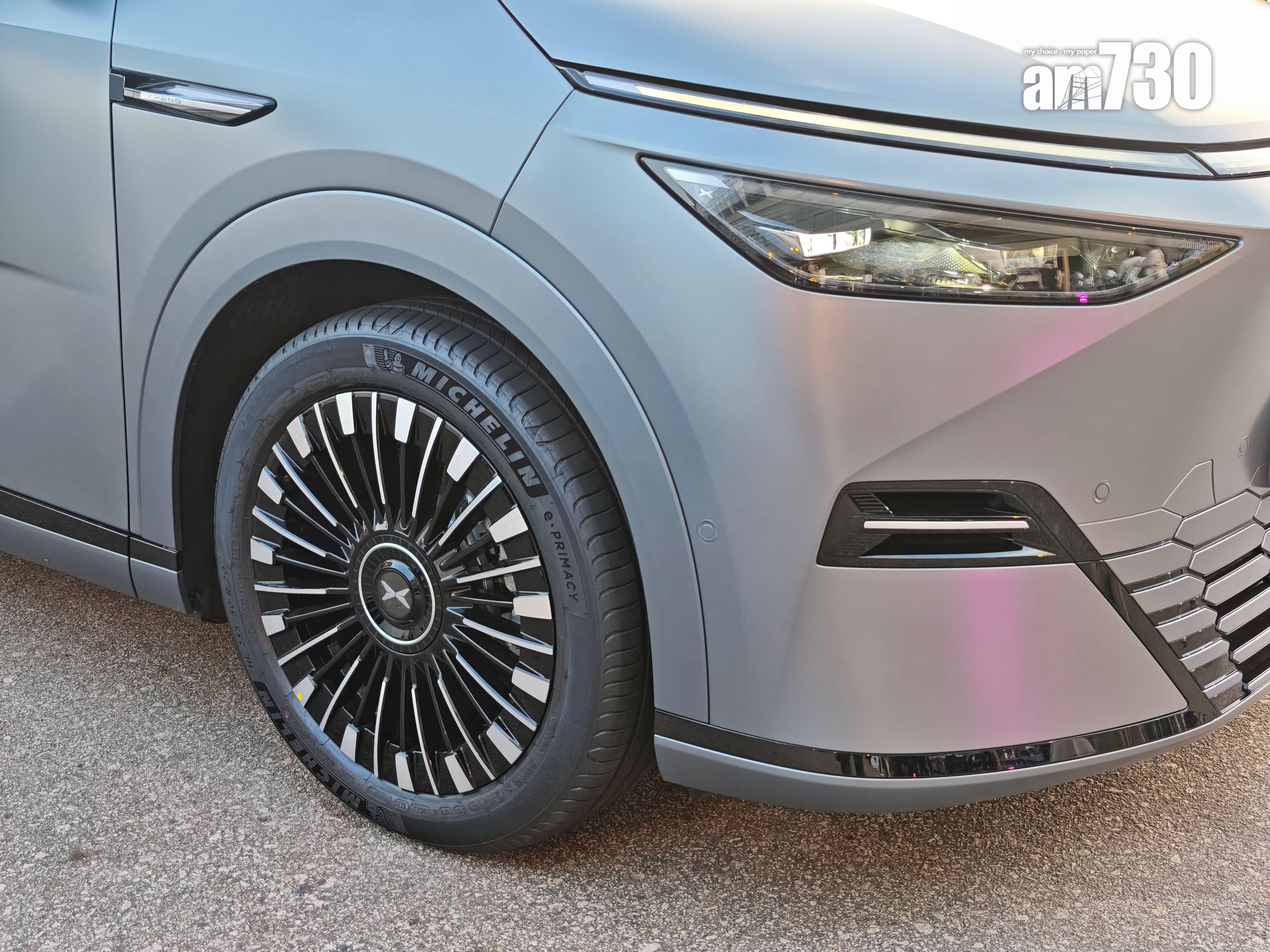 XPENG X9新款20吋軚軨採用與勞斯萊斯同款的動態定軸懸浮技術。