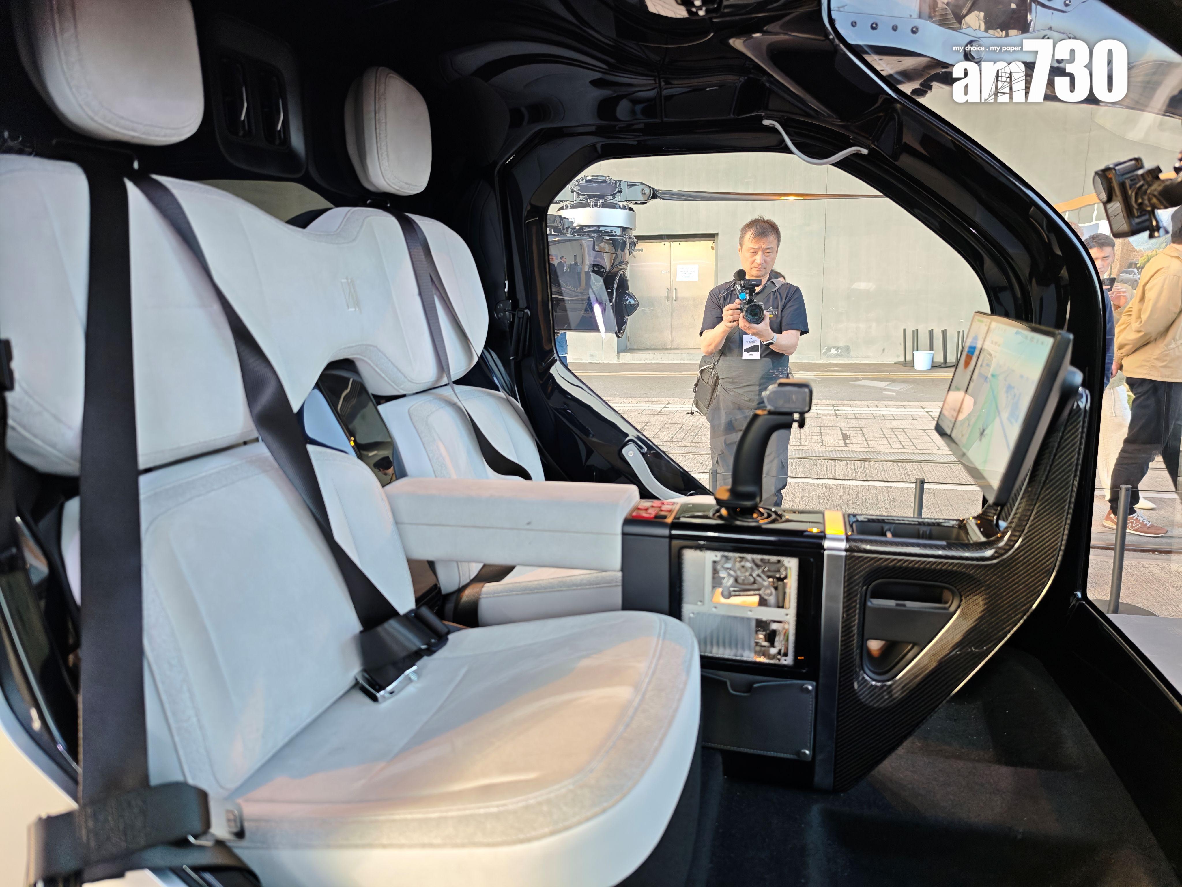 如直升機般的內艙可坐兩人,控制器設於中央。