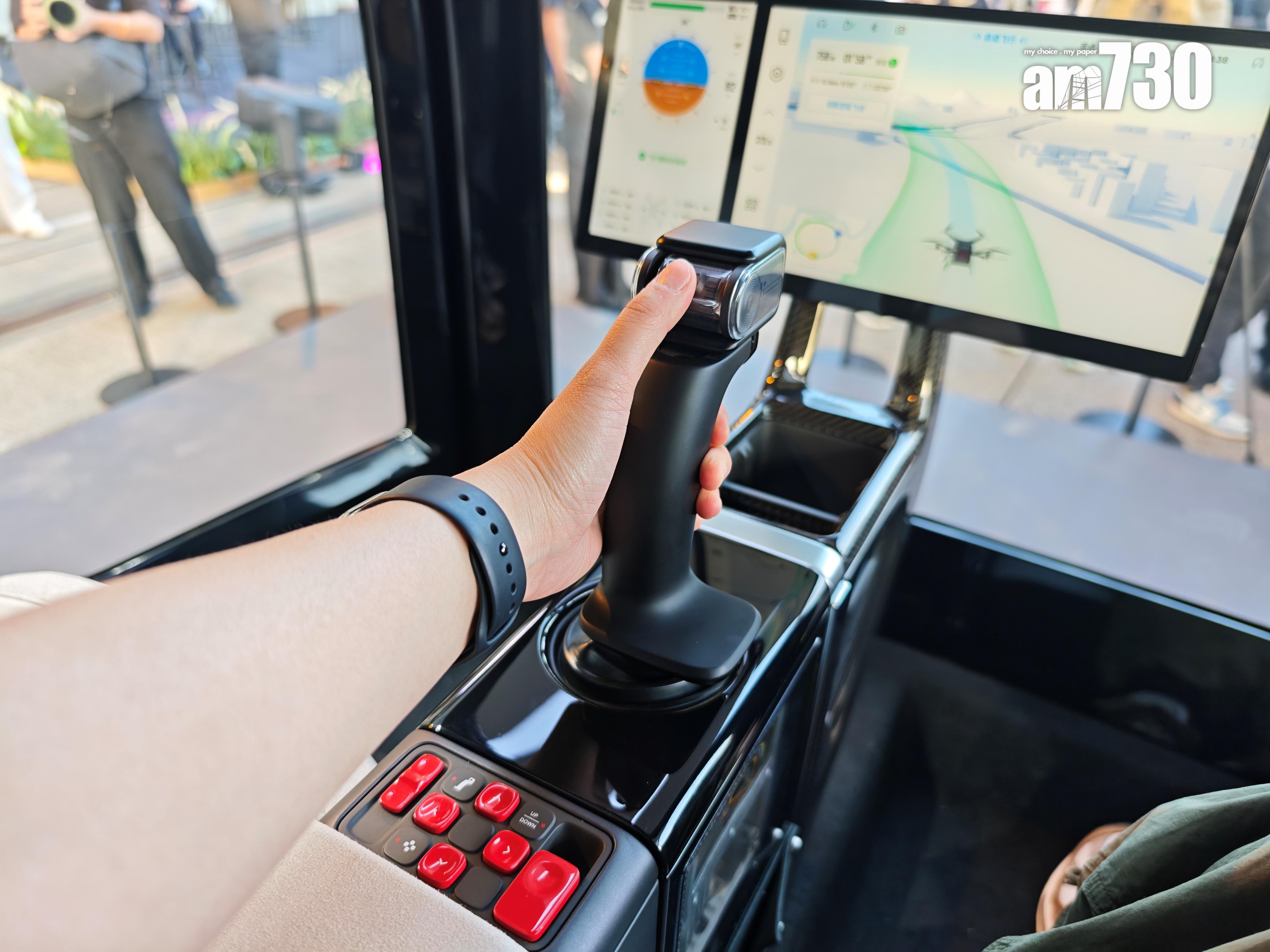 飛行汽車主要靠控制桿操作,比起真正飛機更加簡單入門。