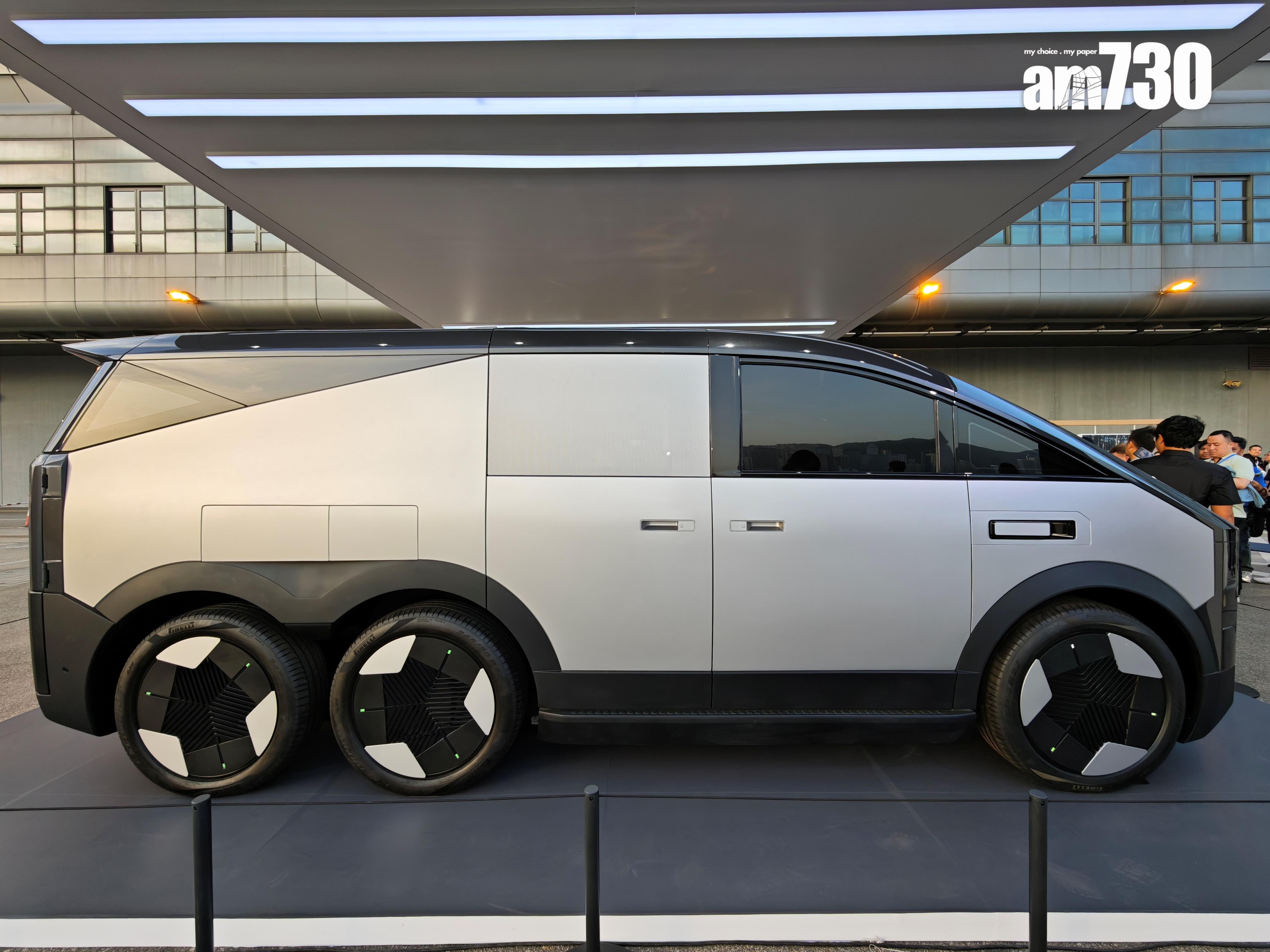 母艦本身都是一架4座車,一按即可降下飛行車。