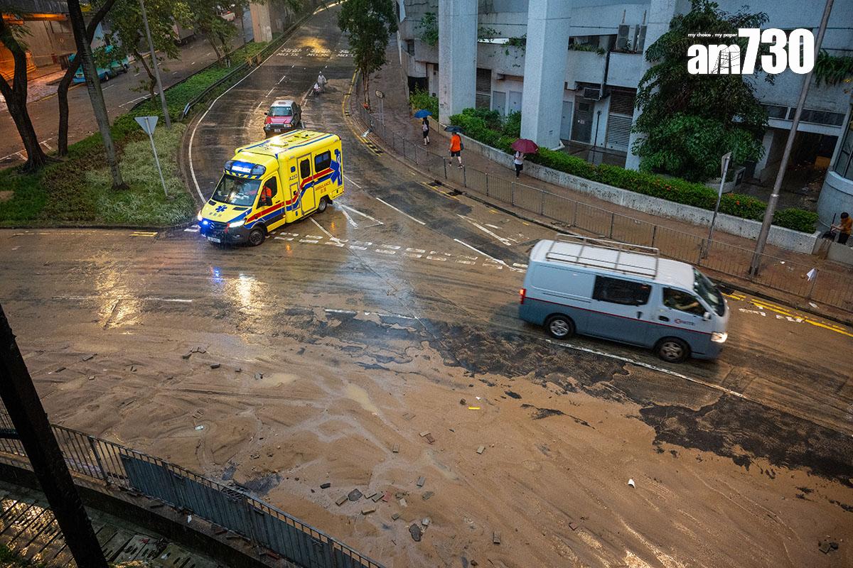 前年世紀暴雨柴灣道迴旋處是重災區之一,水退後路面堆滿沙石雜物。(資料圖片)