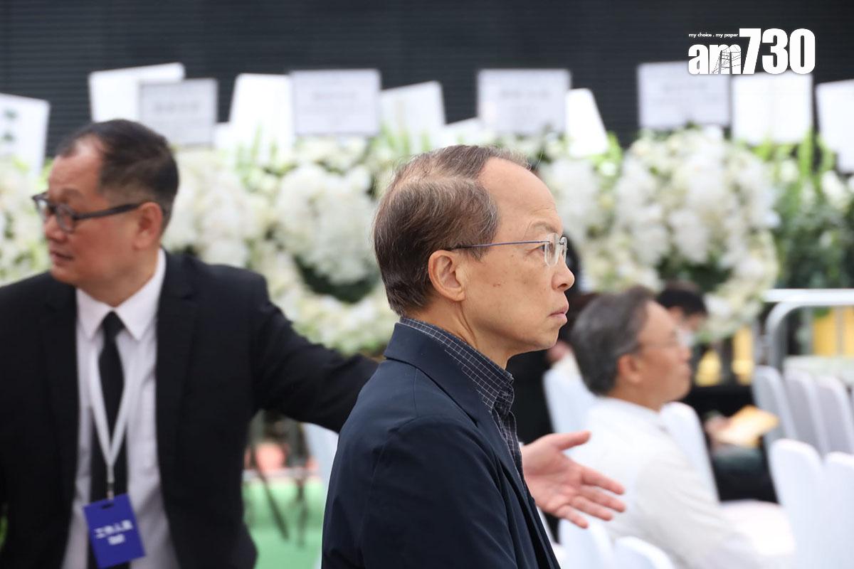 不少員工、前員工和市民陸續到大型帳篷悼念區,向李兆基作最後道別。(鍾式明攝)