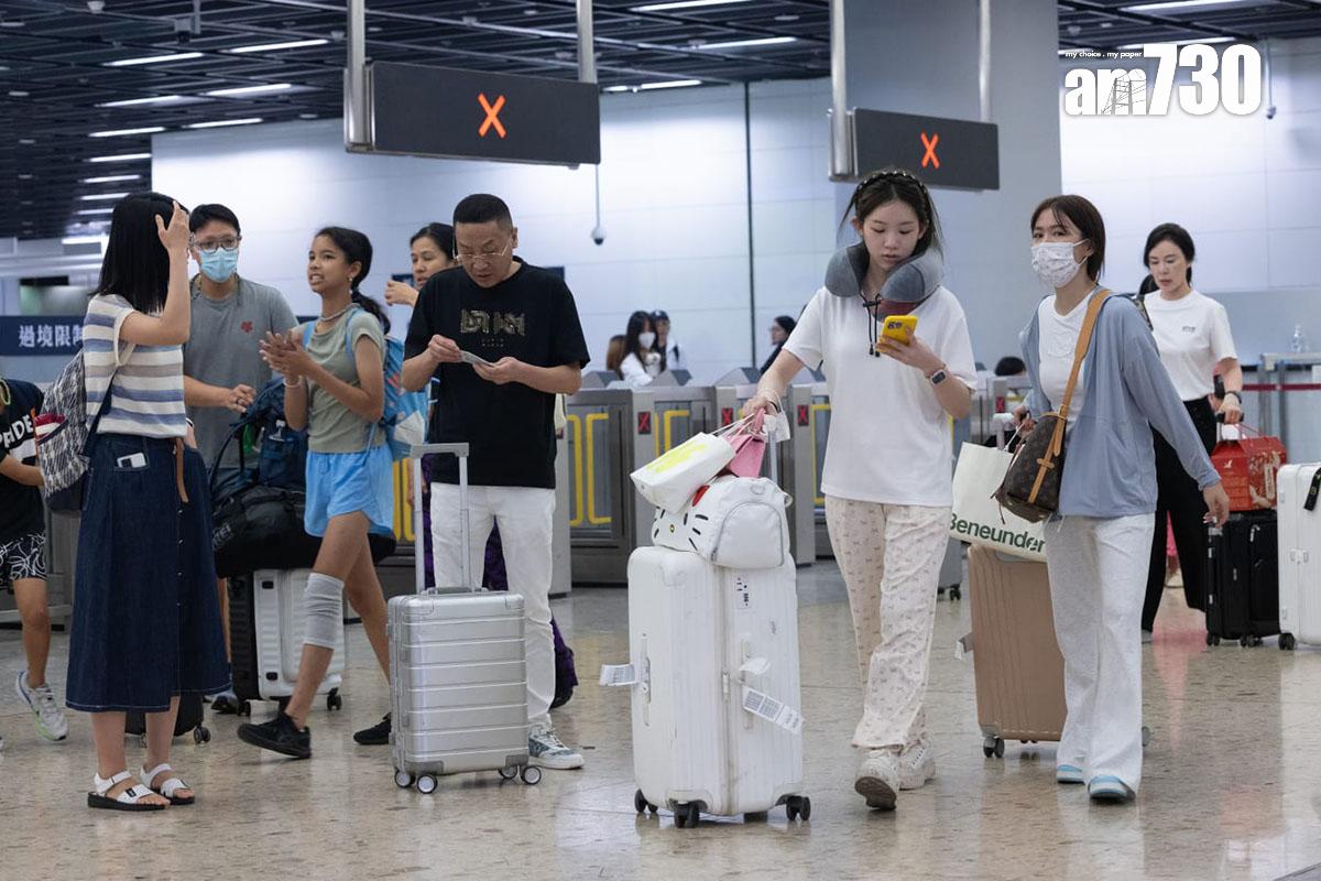 復活節長假期最後一日,不少港人陸續經高鐵西九龍站回港。(蘇文傑攝)