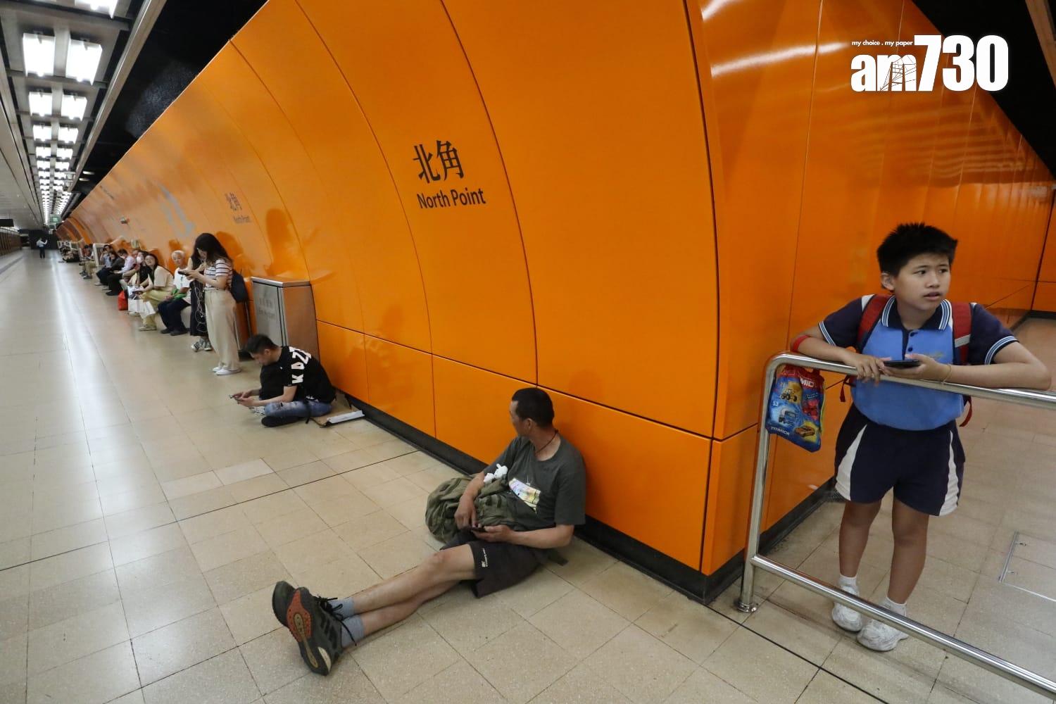 港鐵將軍澳綫停駛|市民在等候期間坐在月台歇息。(資料圖片/鍾式明攝)