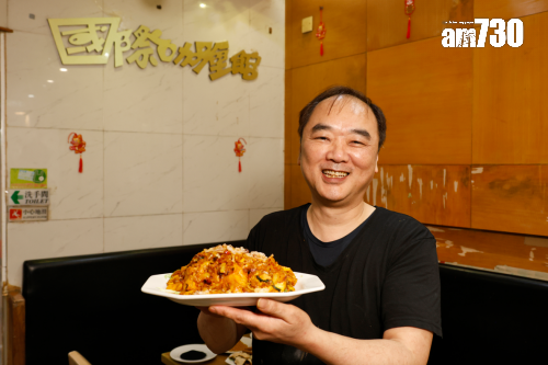 蘇老闆一年前接受本報訪問時笑言自己食了40年咖喱,都不感厭倦。(攝:林俊源)