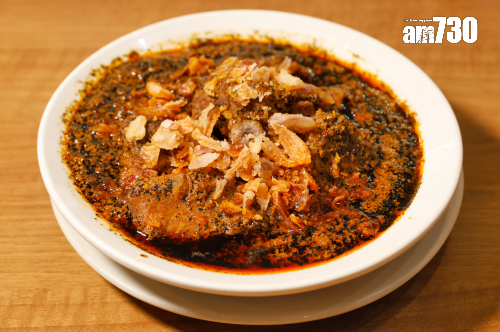 老闆表示黑咖喱適合配搭羊肉,因羊脂與黑咖喱的煙熏味十分夾。 攝:林俊源