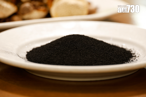 黑咖喱的秘訣是將陳皮、桂皮、丁香、甘草等香料炒焗半小時至黑色再封焗一天,才完能完成。攝:林俊源