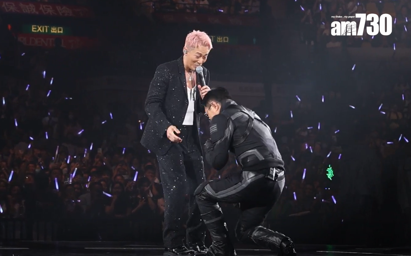 古天龍突然向林峯跪低並謂︰「項太傅嚟遲咗!」