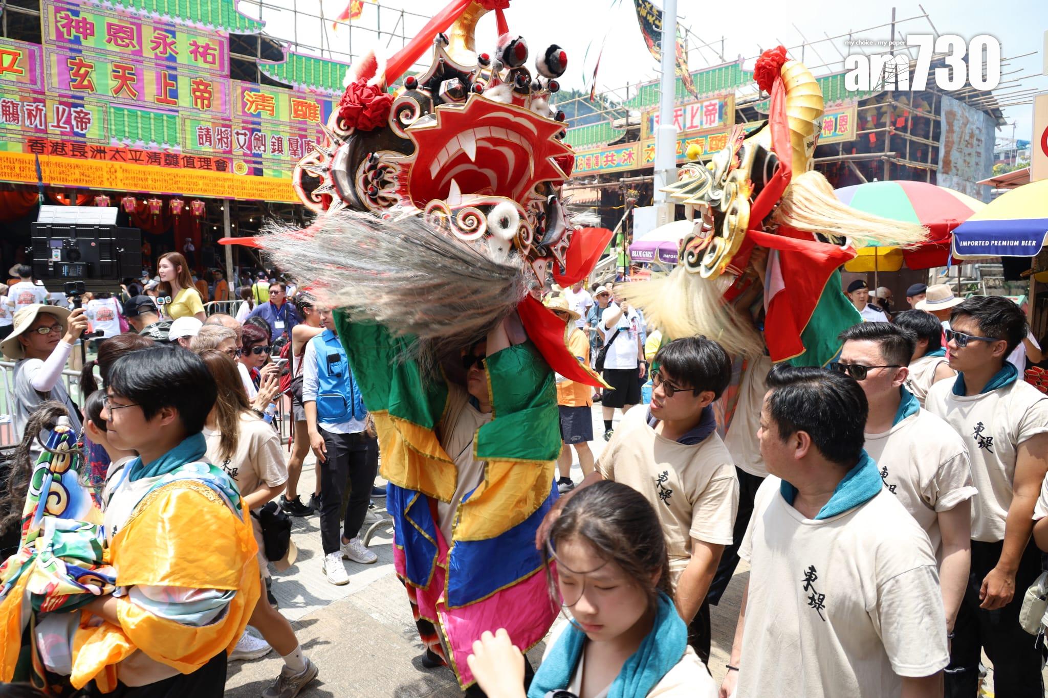 飄色巡遊開始。(鍾式明攝)